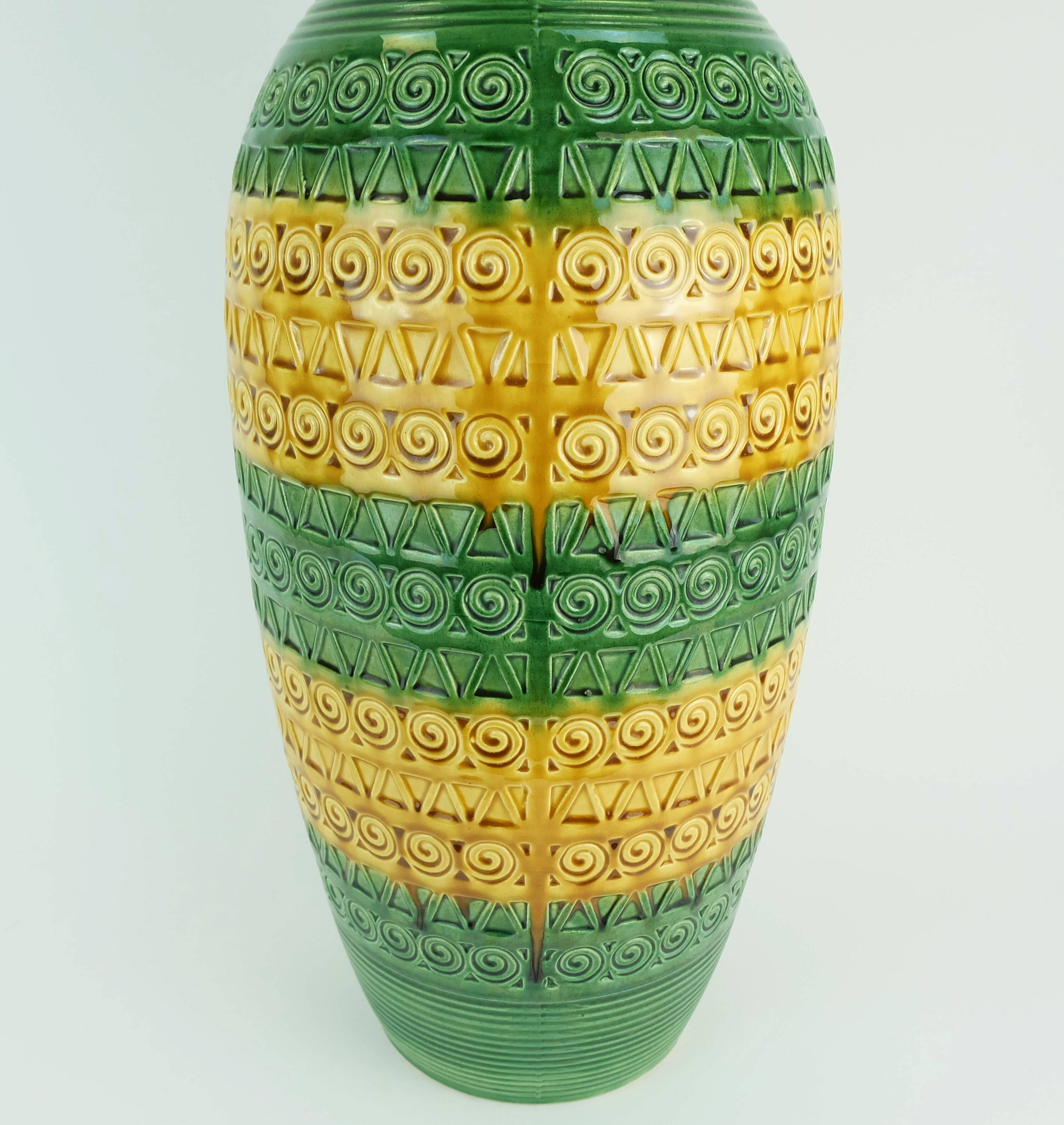 Vase de sol en céramique verte ocre à motif en relief des années 1960, modèle l1142-50