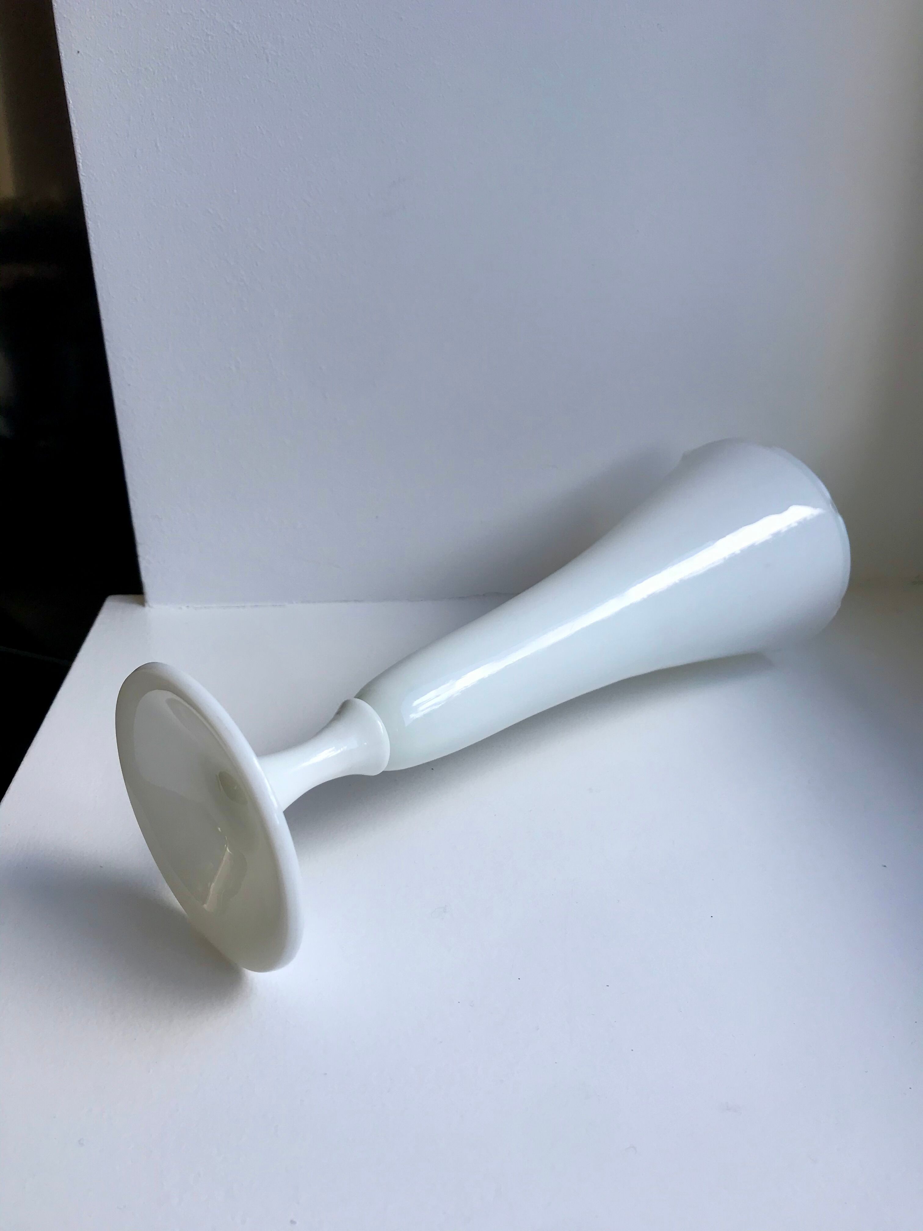 White serrated opaline vase 60s