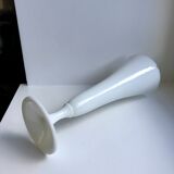 Vase en opaline blanc dentelé années 60
