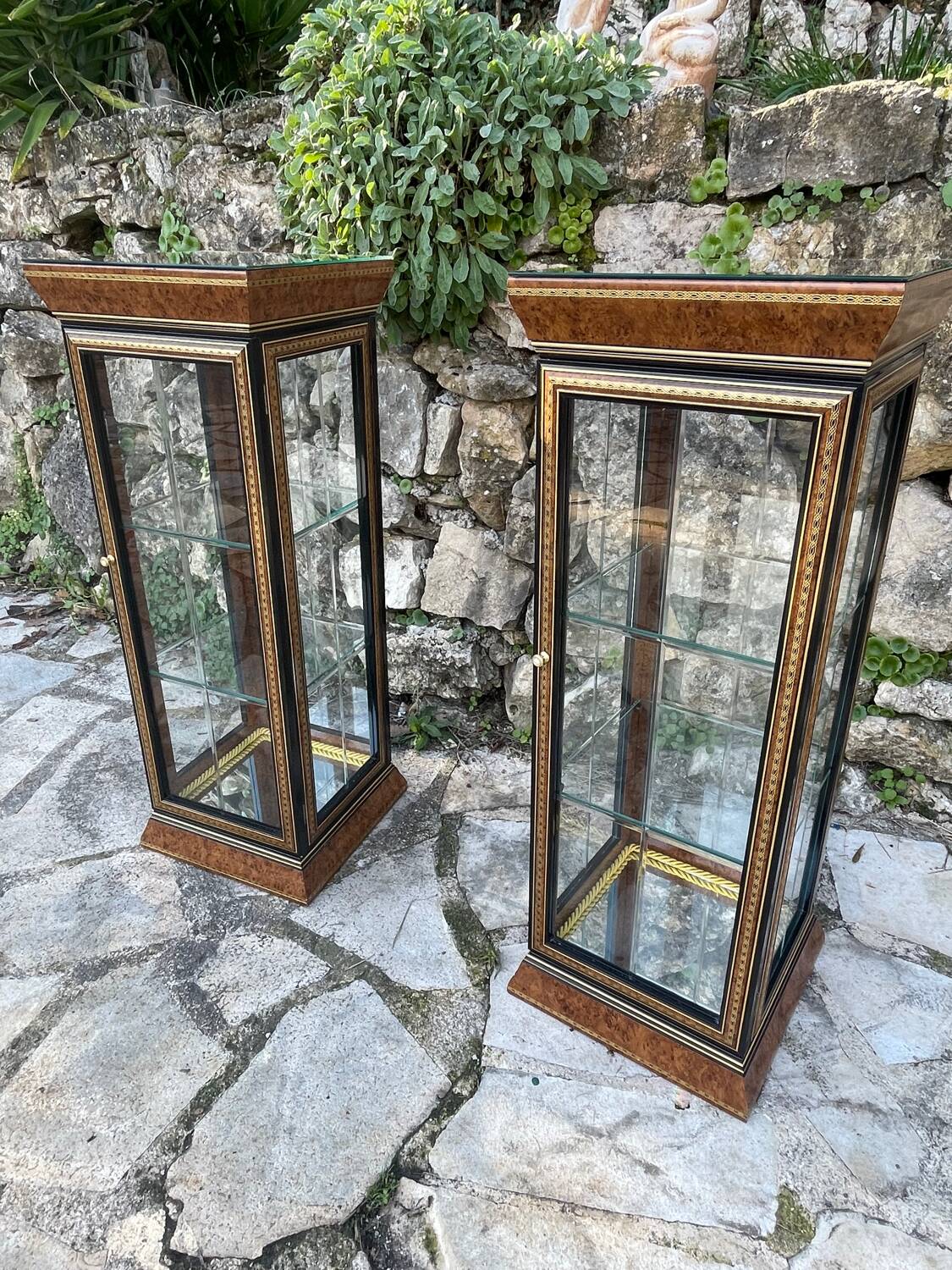 Pair of display cases in magnifying glass and black & gold lacquer, 20th century period