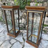 Pair of display cases in magnifying glass and black & gold lacquer, 20th century period