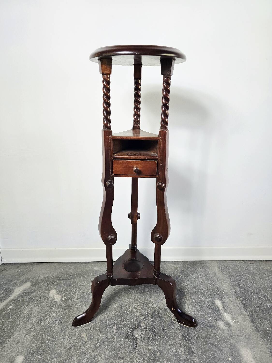 Elegant Victorian Mahogany Plant Stand / Side Table