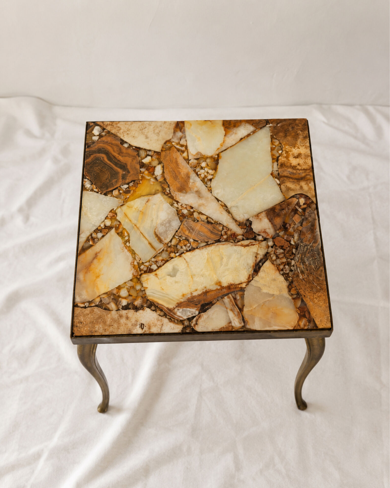 Table d’appoint vintage en marbre et finition bronze, style Louis XV