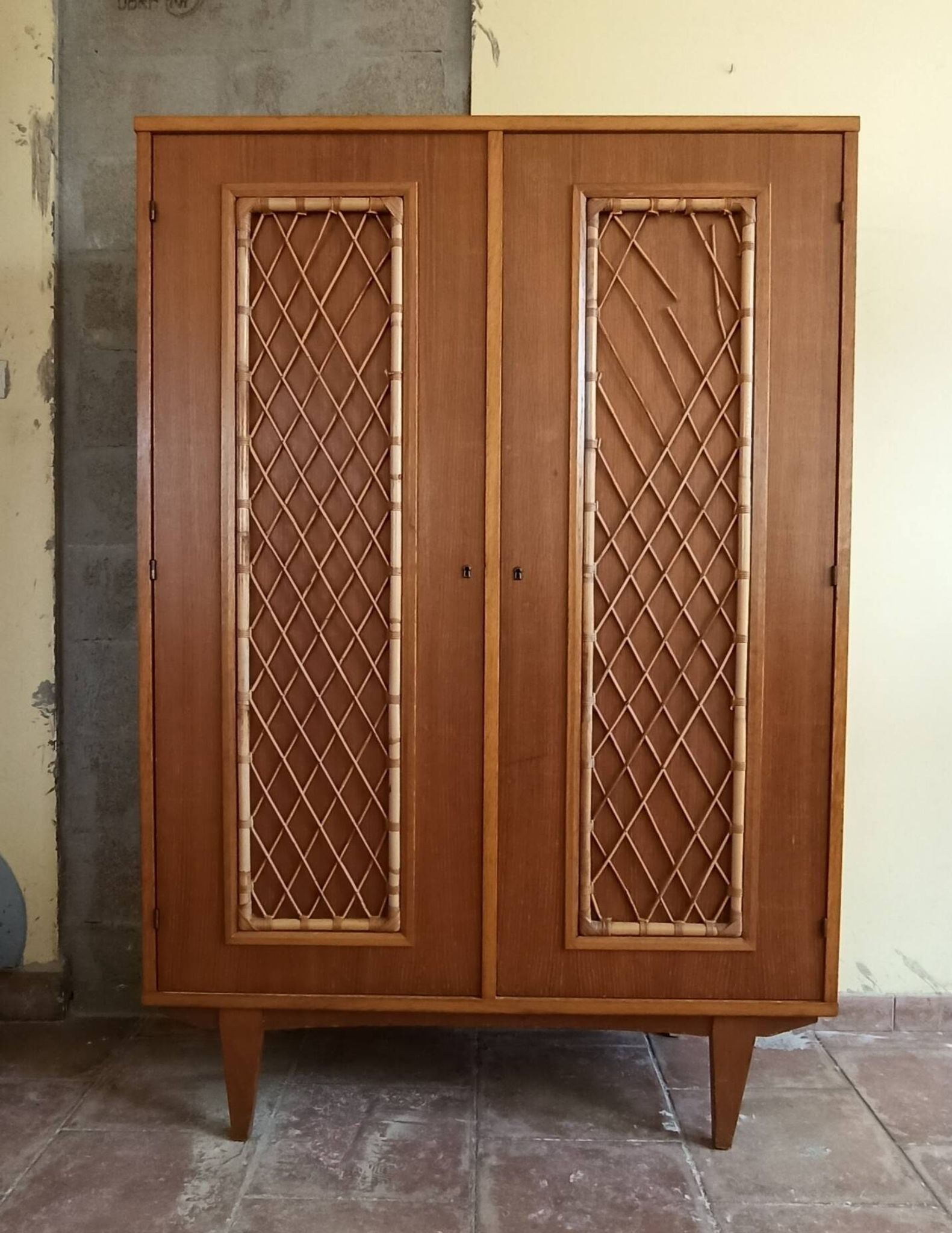 Armoire année 60 bois / rotin / osier