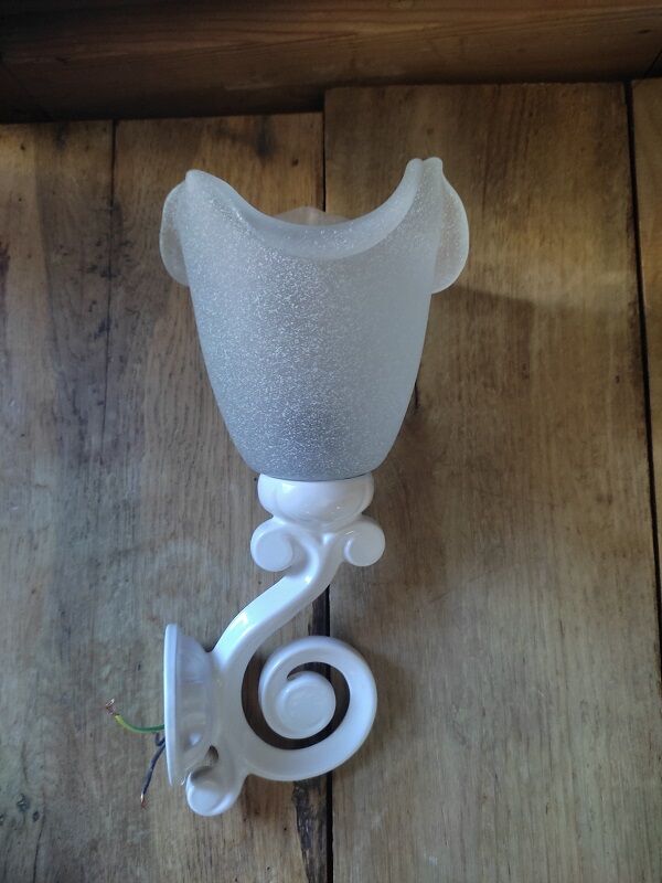 Enamelled metal wall lamp white tulip glass paste