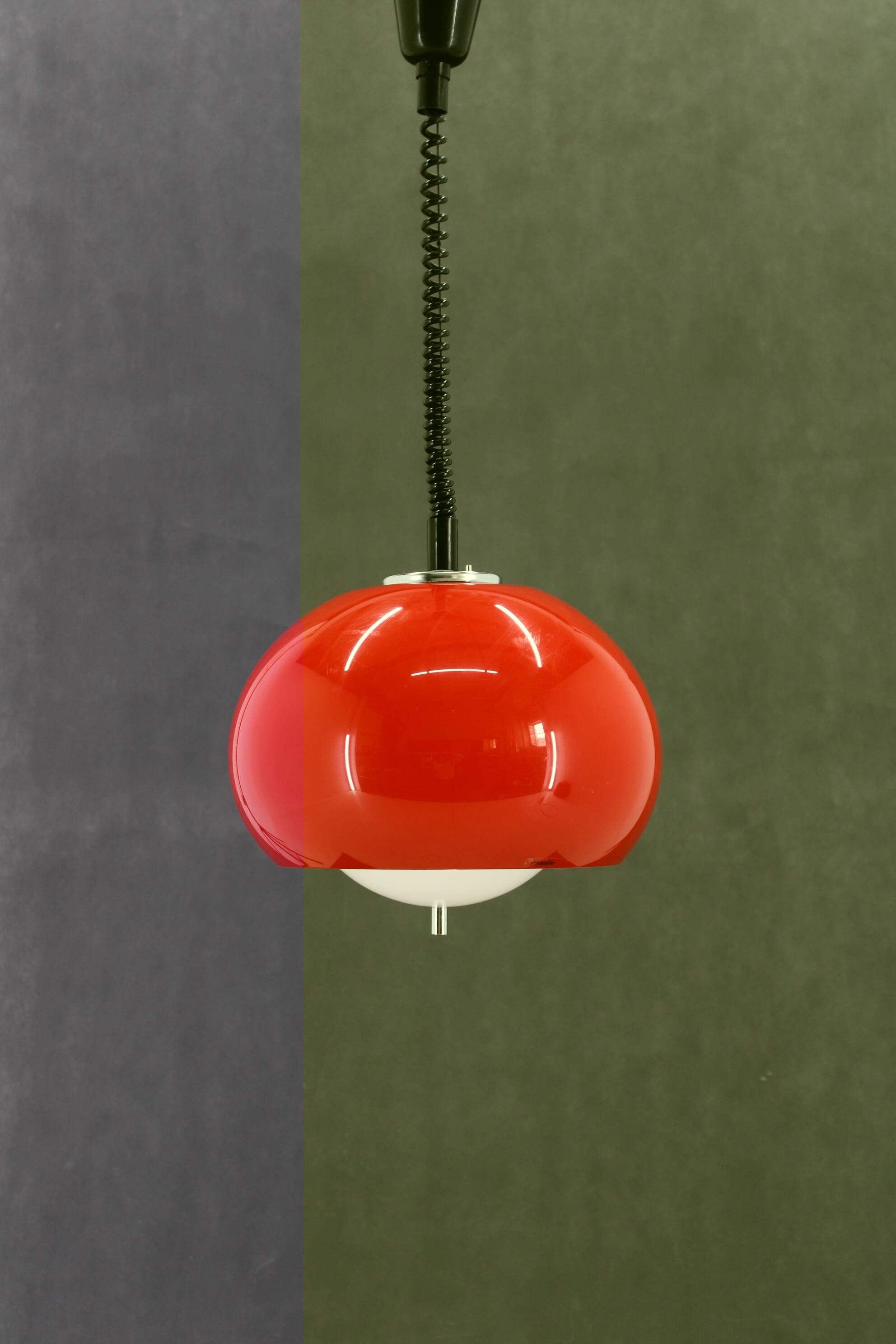 Suspension rouge Harvey Guzzini des années 1970 pour Meblo, Italie