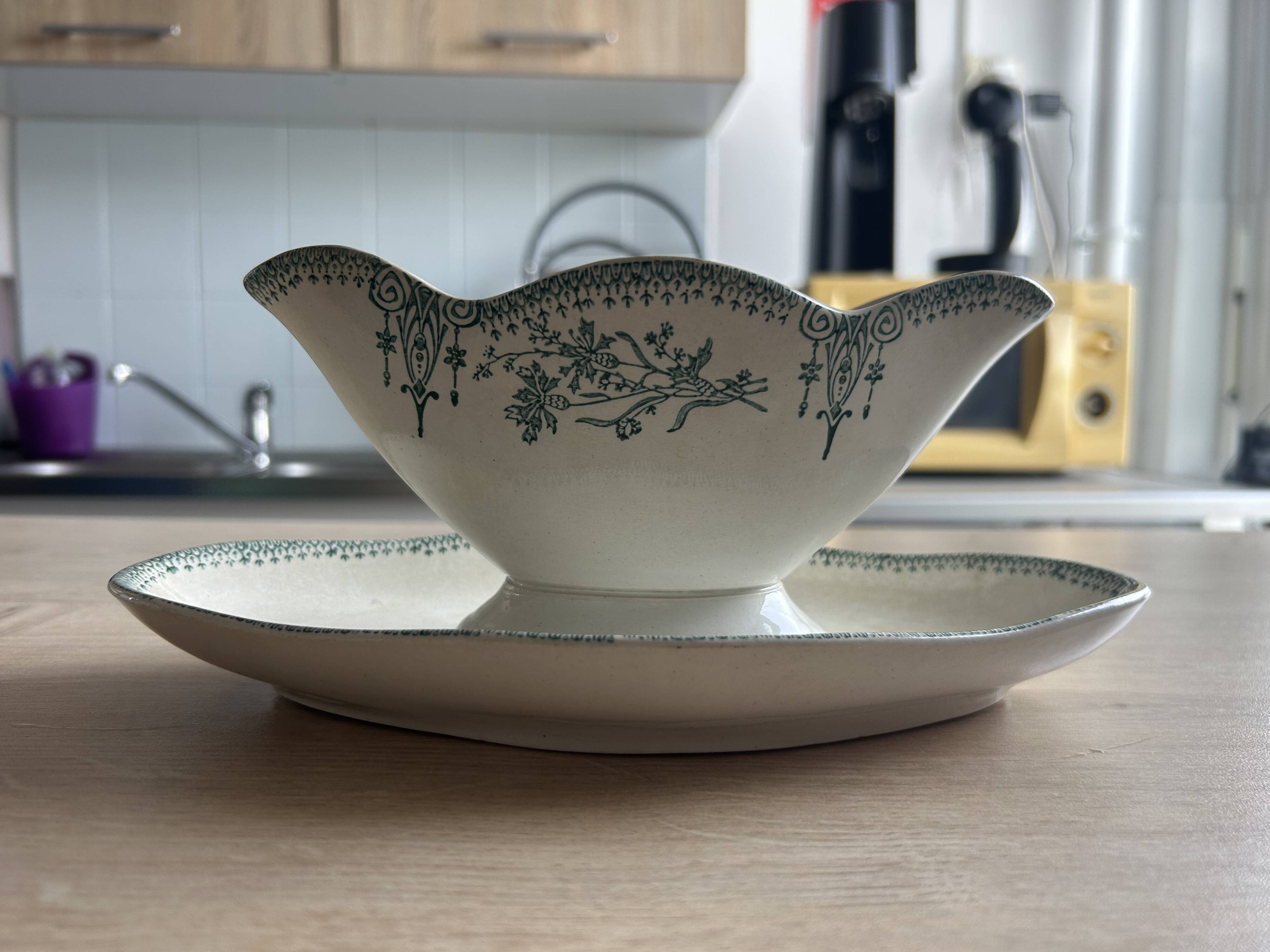 Sauce boat on stand Art Deco Saint-Amand model 4003