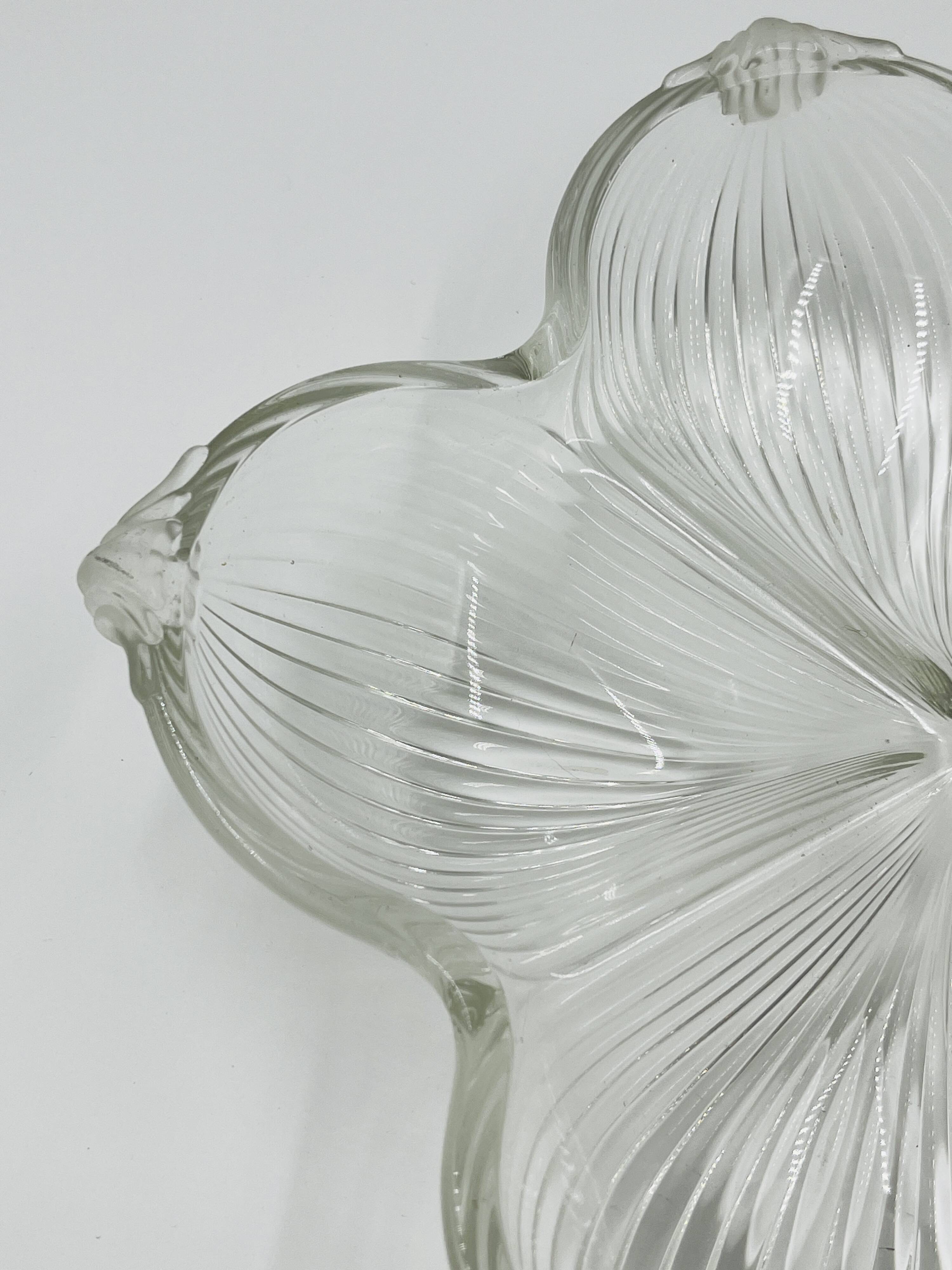Plat en verre moulé fleur Art déco
