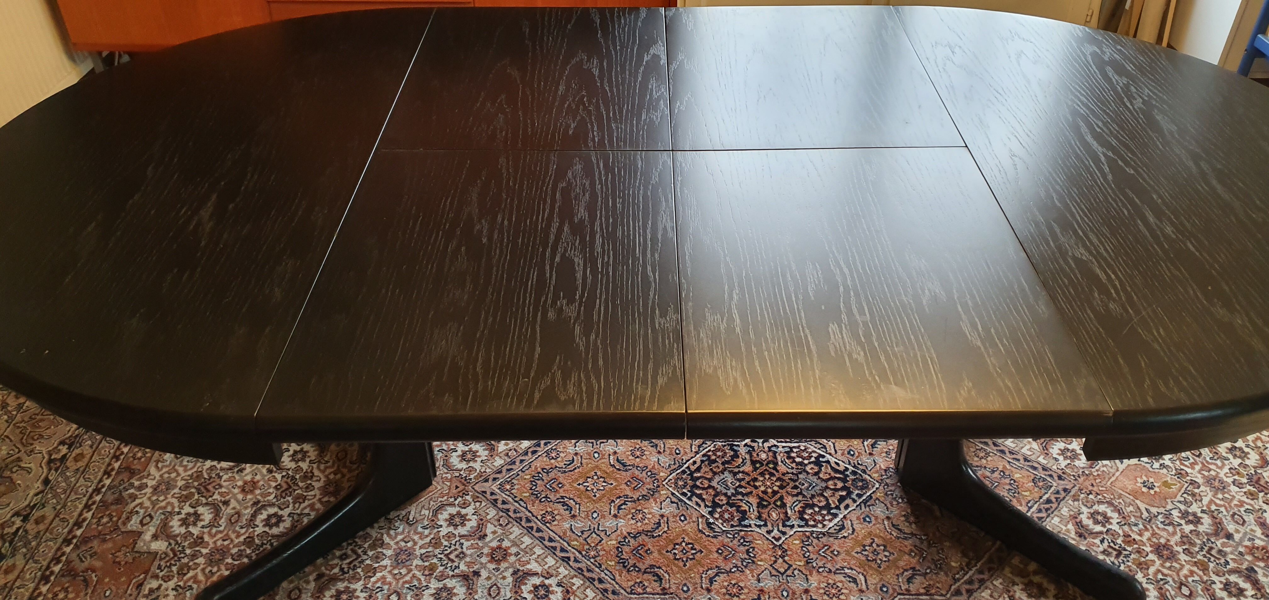 Baumann-type table with 4/8-person extensions.