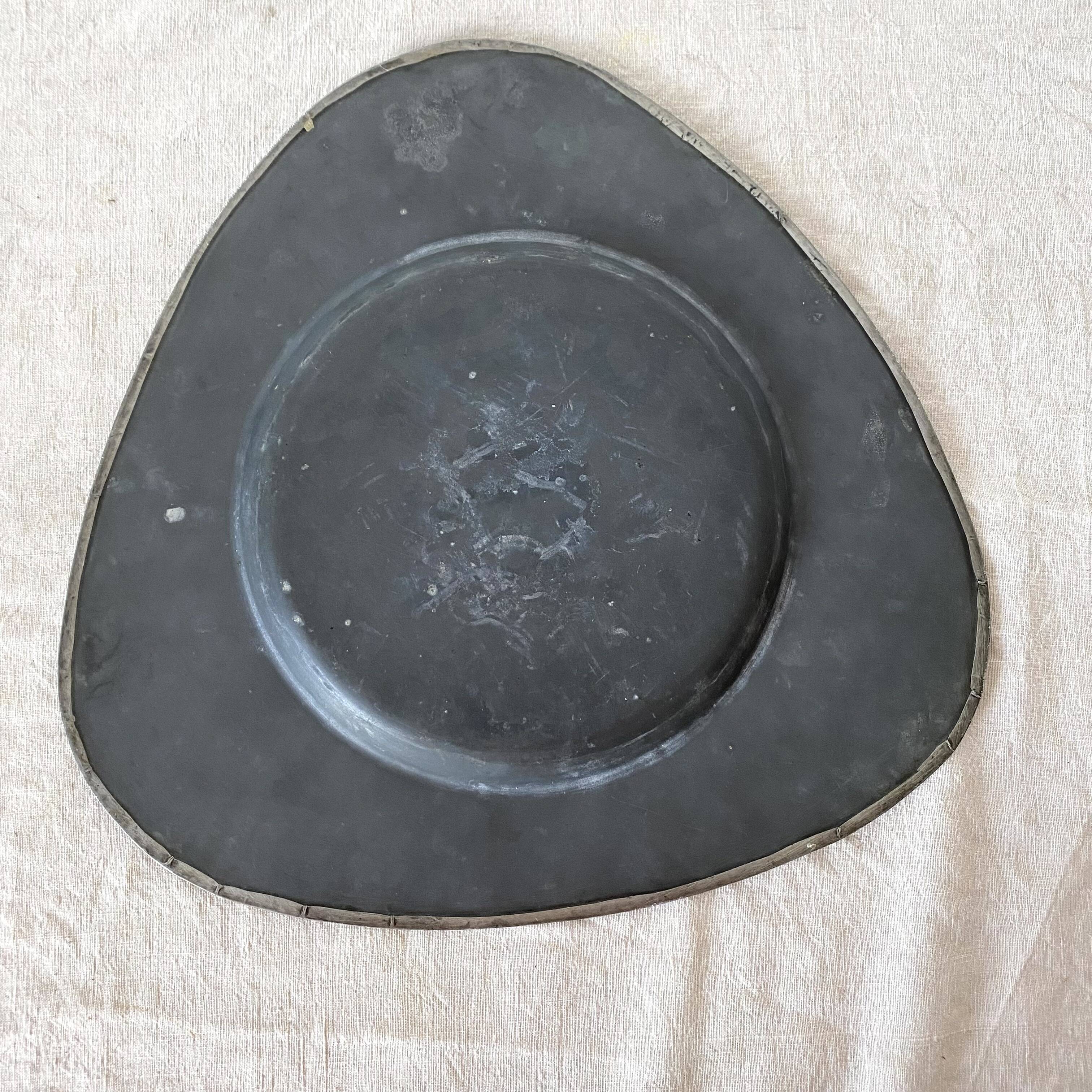 Plat , vide poche en étain repoussé décor bleuets
