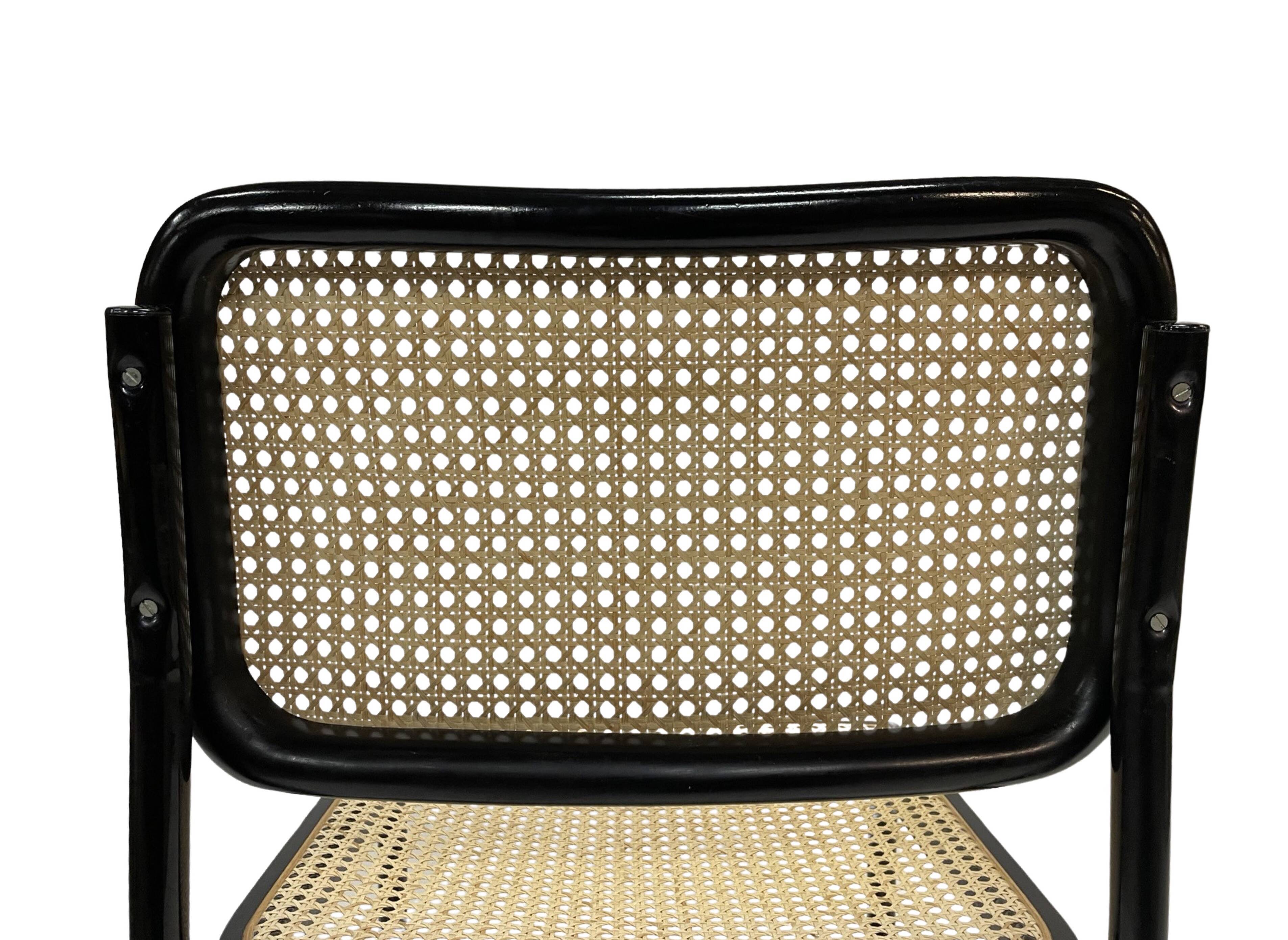 Chaise design Cesca modèle B32 en noir - structure noire