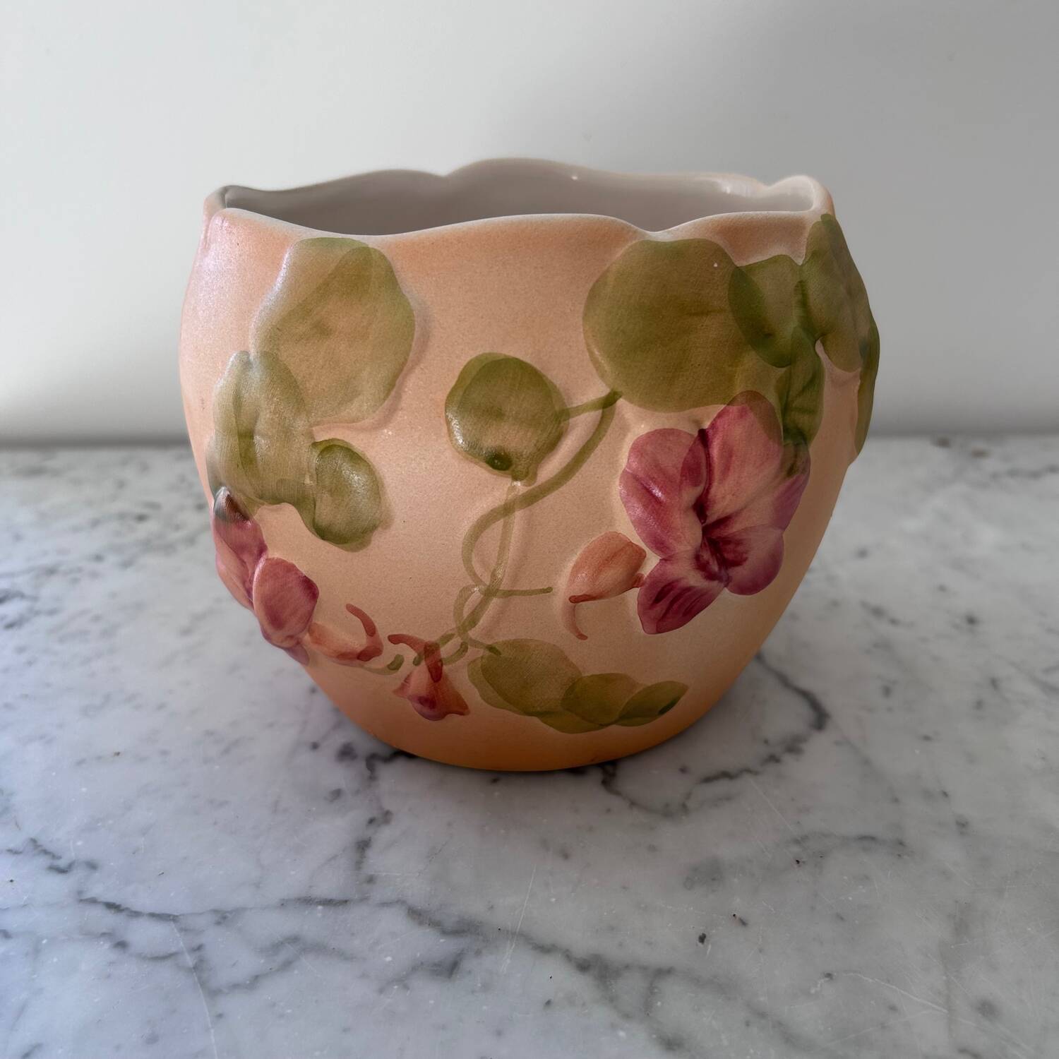 Cache pot en barbotine décor capucines 