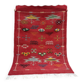 Tapis marocain en laine rouge – Décoration bohème pour petits espaces