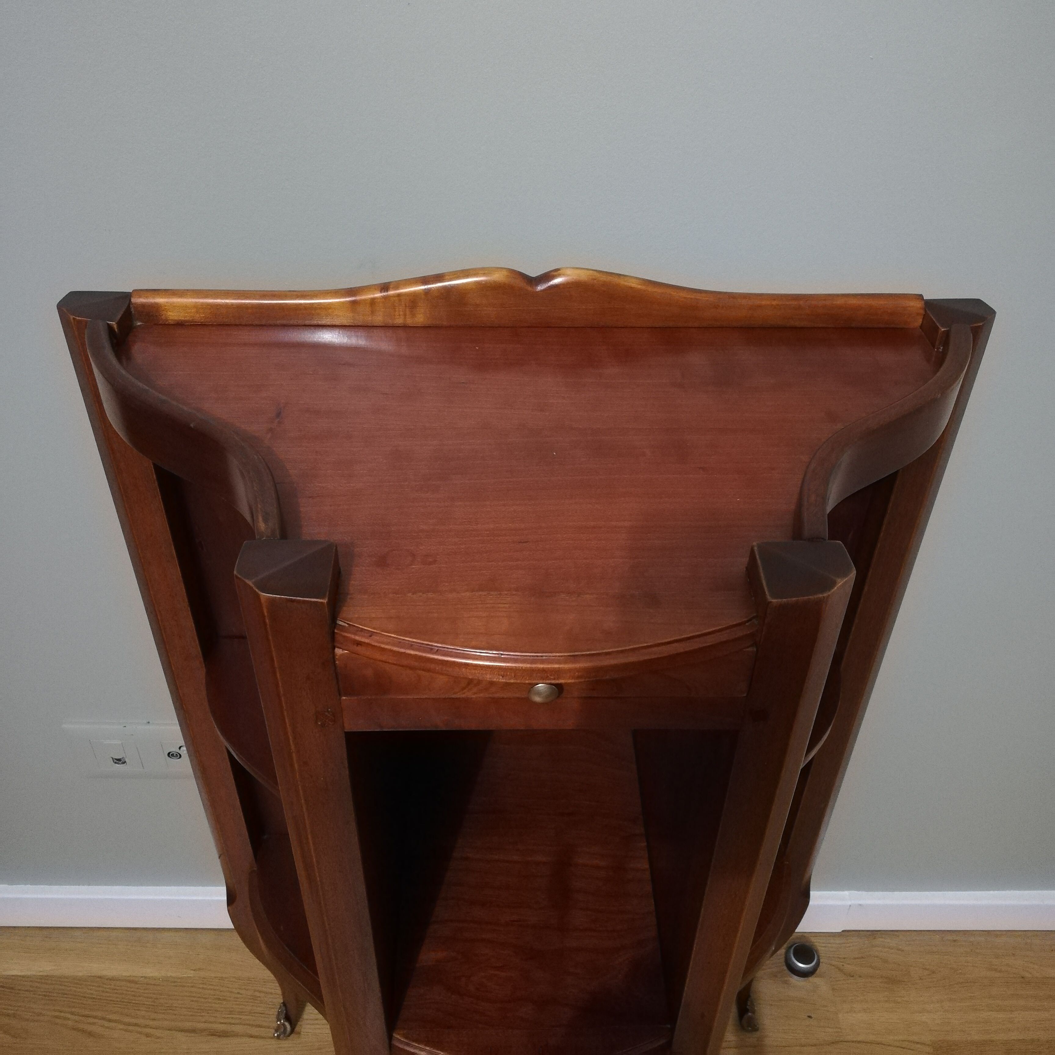 Meuble d'appoint en merisier style Louis XV