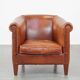 Fauteuil club en cuir de vachette couleur cognac avec finition clous décoratifs de style anglais