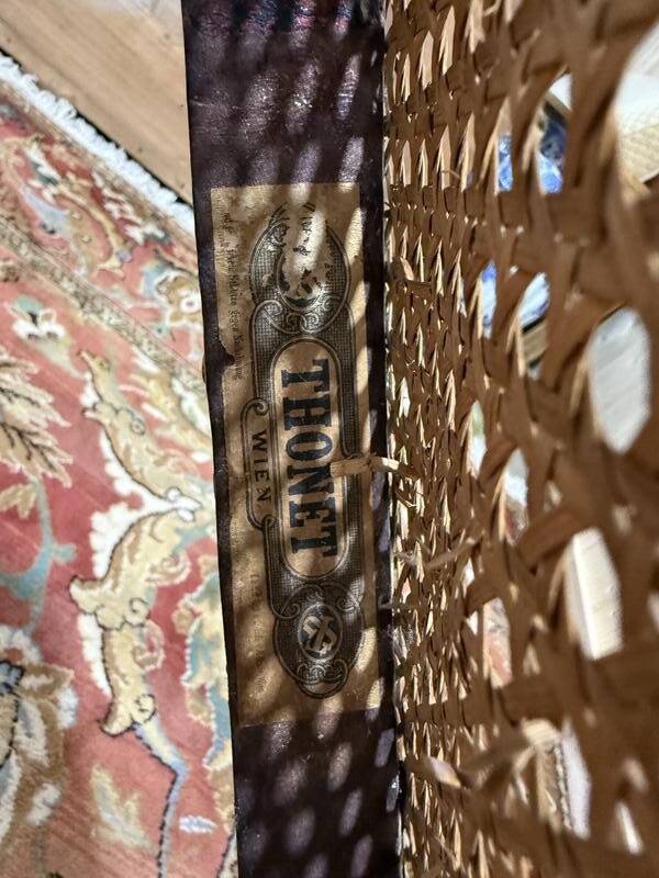 Suite de 4 chaises et deux fauteuils cannés thonet à "palmettes"