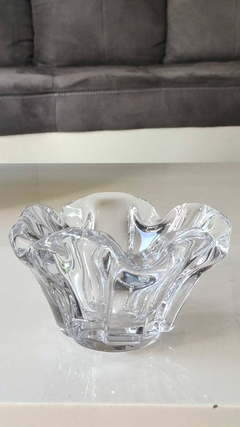 Empty Pocket/Organic floral shape ashtray/Corolla in transparent crystal. Baccarat style
