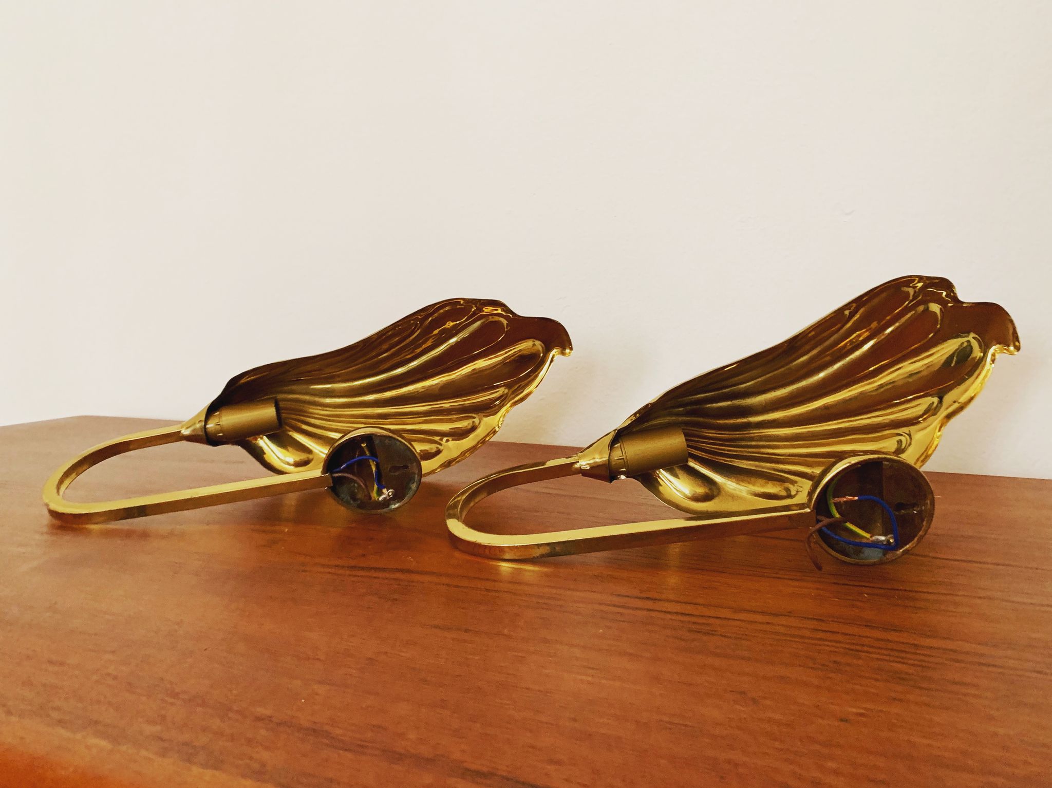 Set of 2 italian Mid Century Modern brass leaf shaped wall lamps by Tommaso Barbi