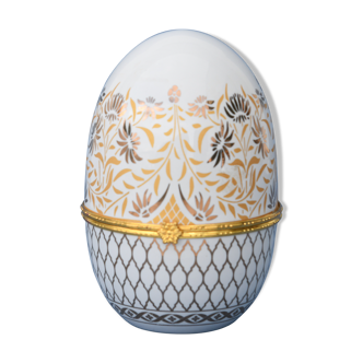 Boîte à bijoux en forme d'un œuf en porcelaine
