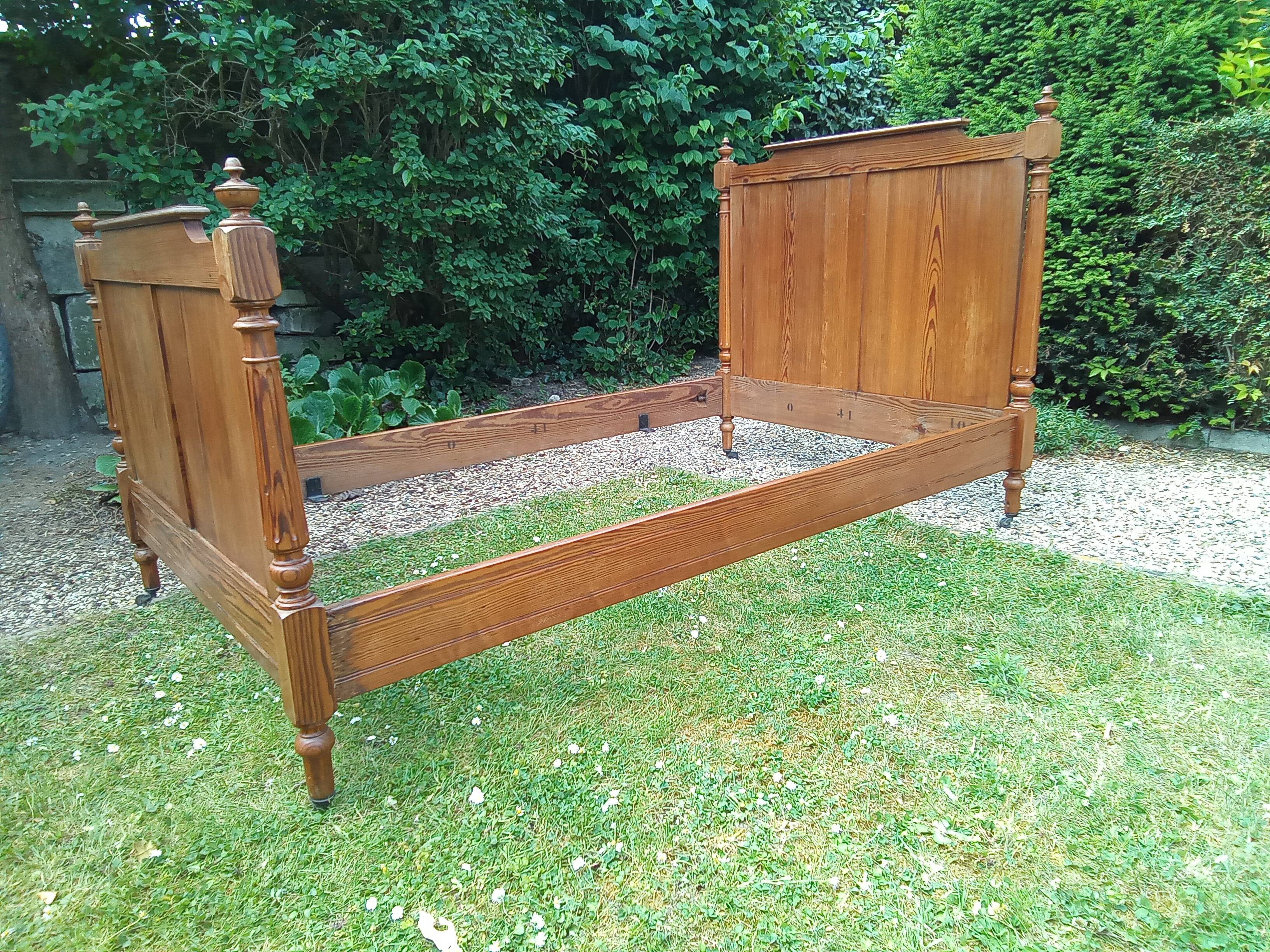 Single pitch pine bed