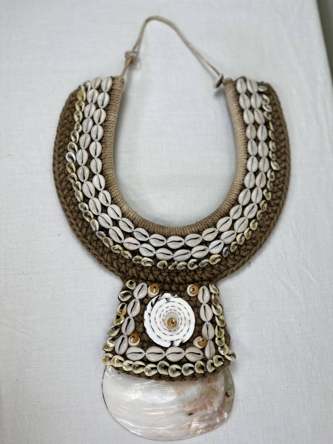 Collier tribal