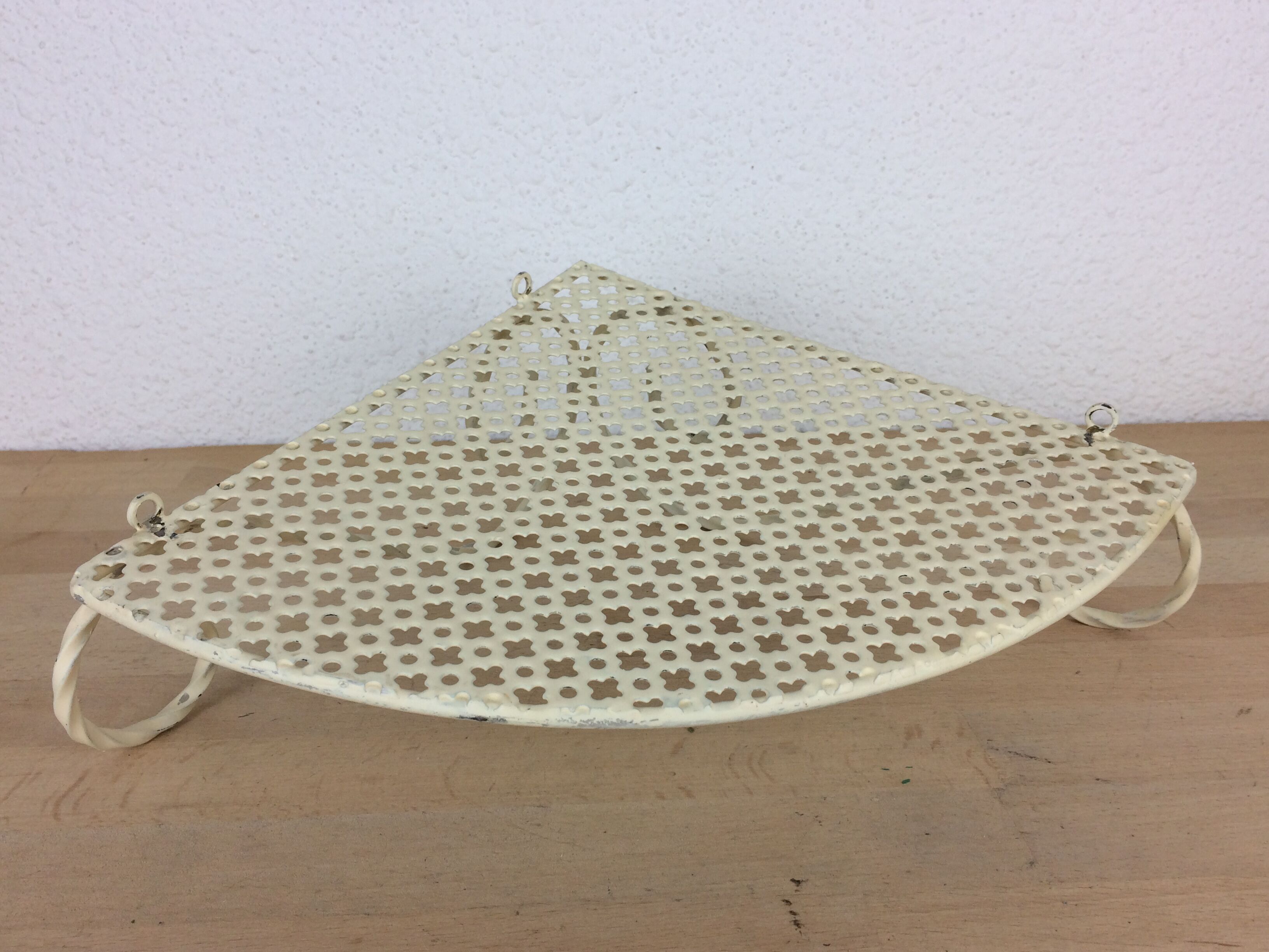 Notch, corner shelf in white perforated sheet metal