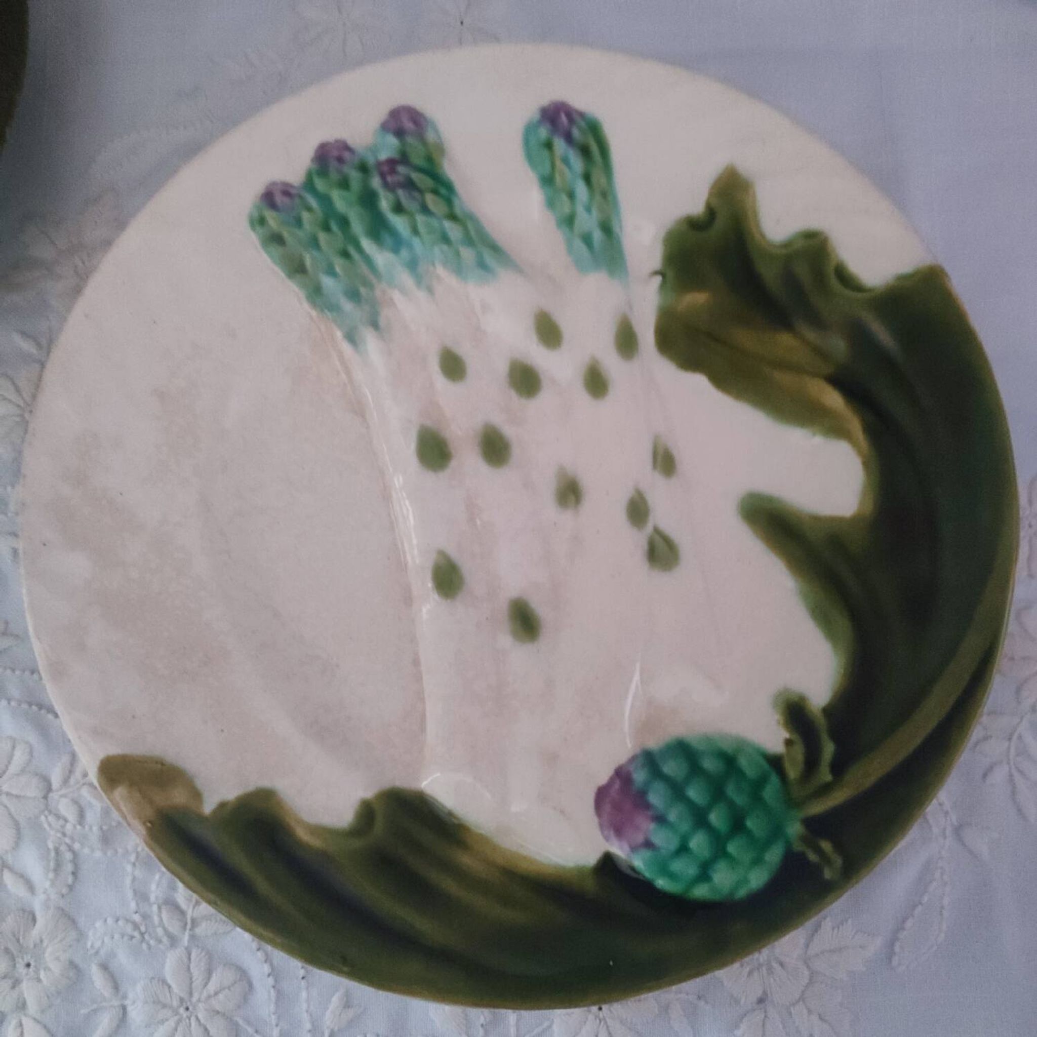 Two old asparagus plates in Salins barbotine