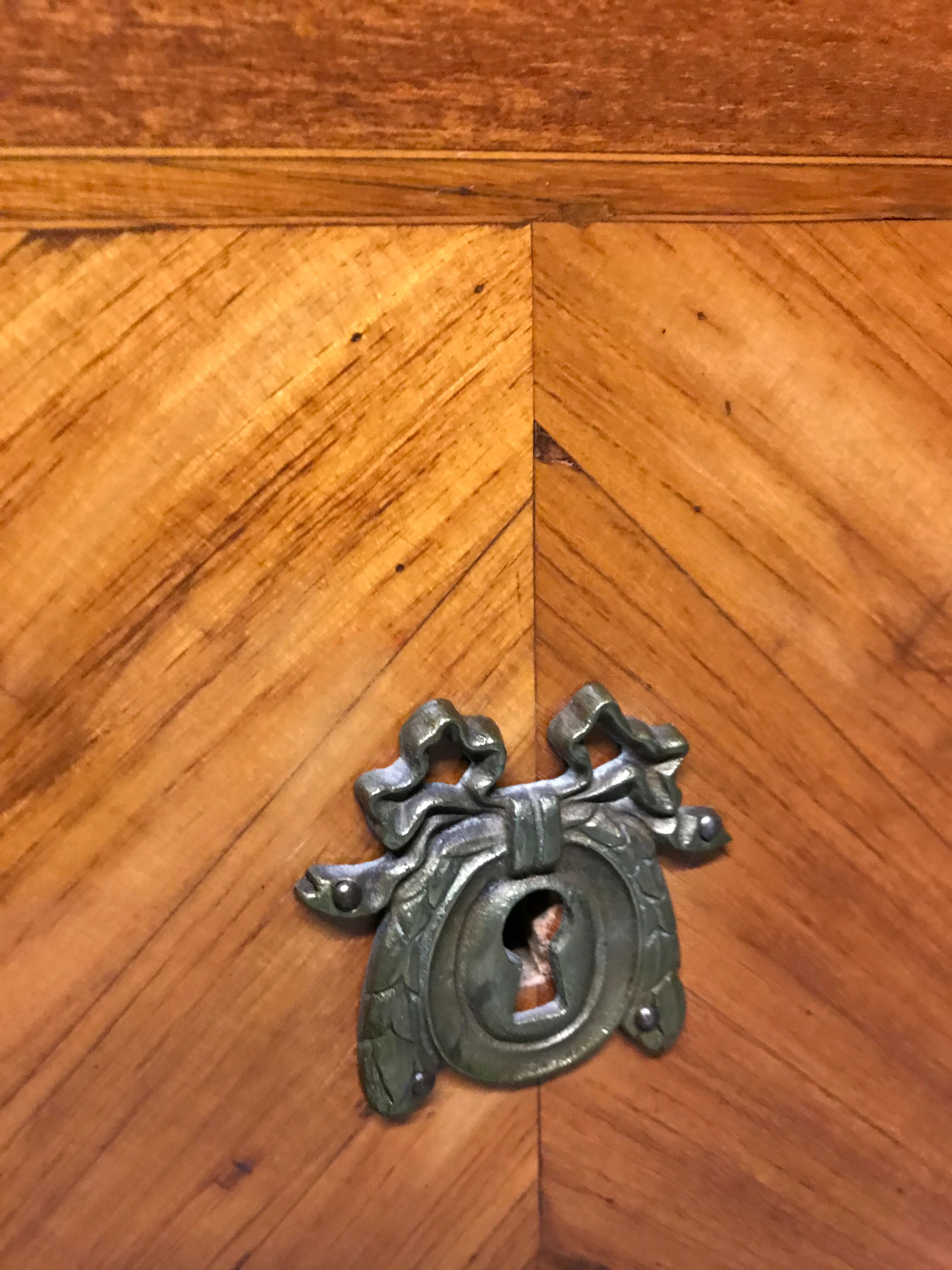 Transition chest of drawers 1900 inlaid with marquetry