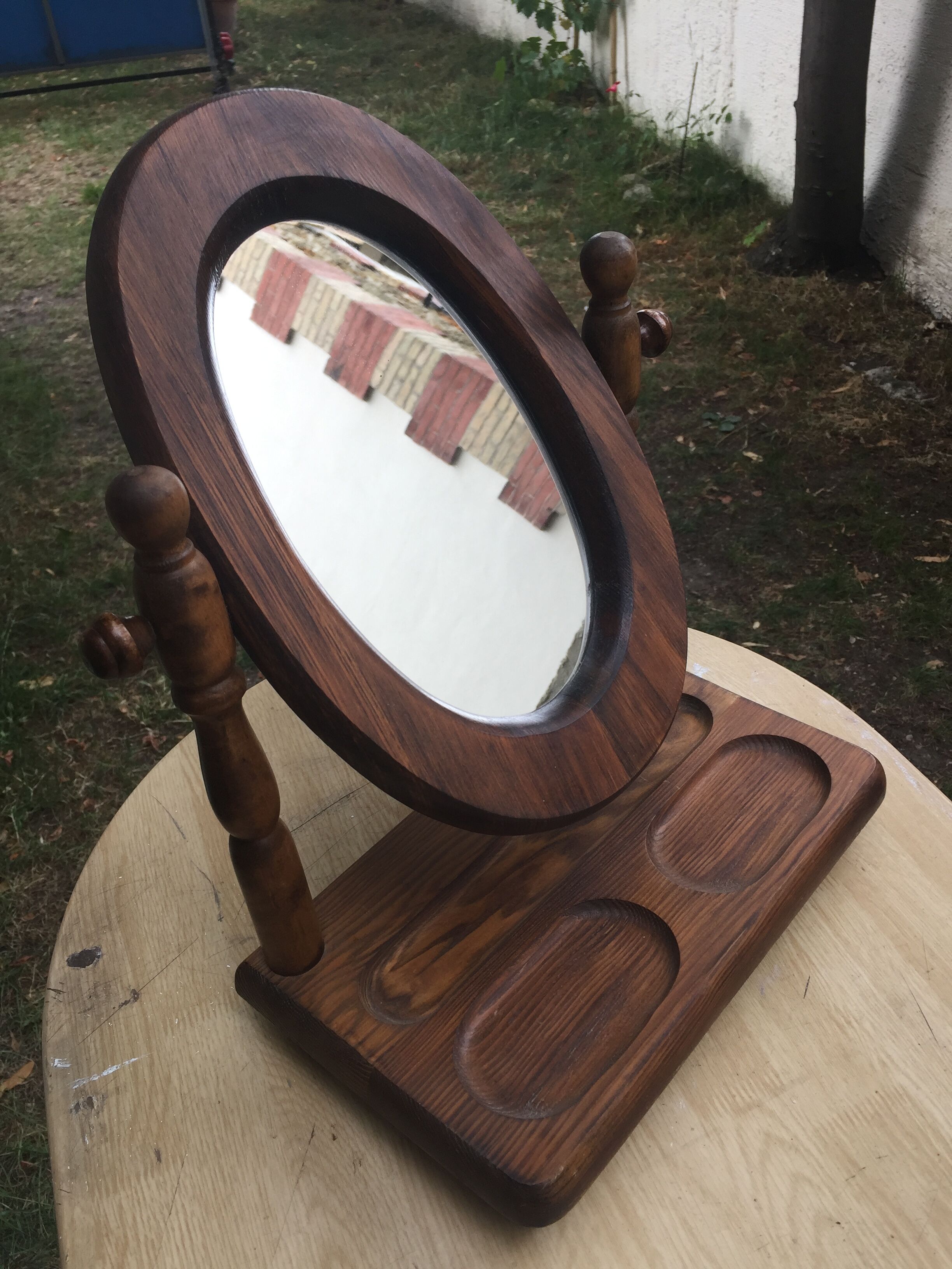 Vintage standing swivel mirror with tablet