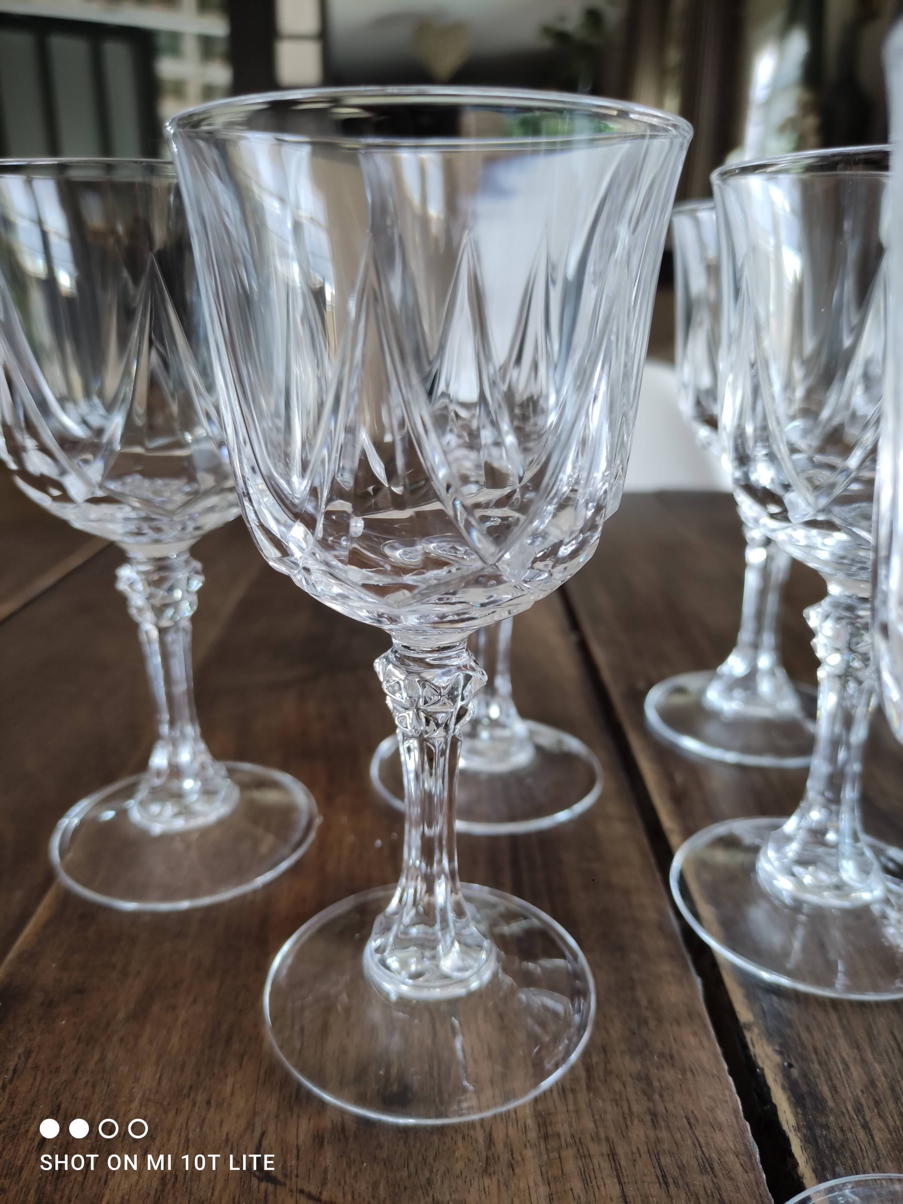 Lot de 12 verres à vin blanc en cristal ciselé