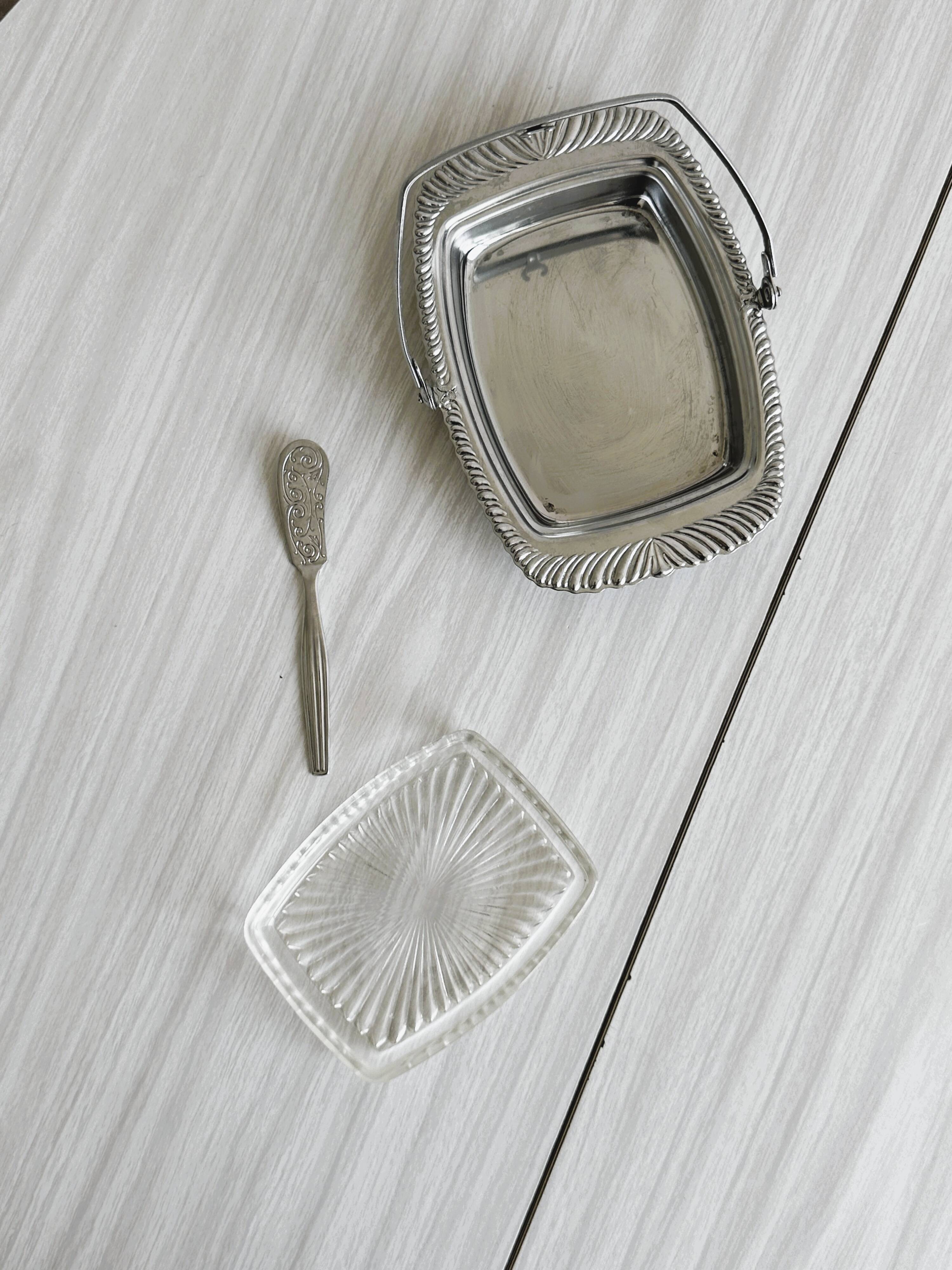 Antique butter or jam dish in silver-plated metal and chiseled glass