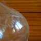 Carafe bombée en verre gravé