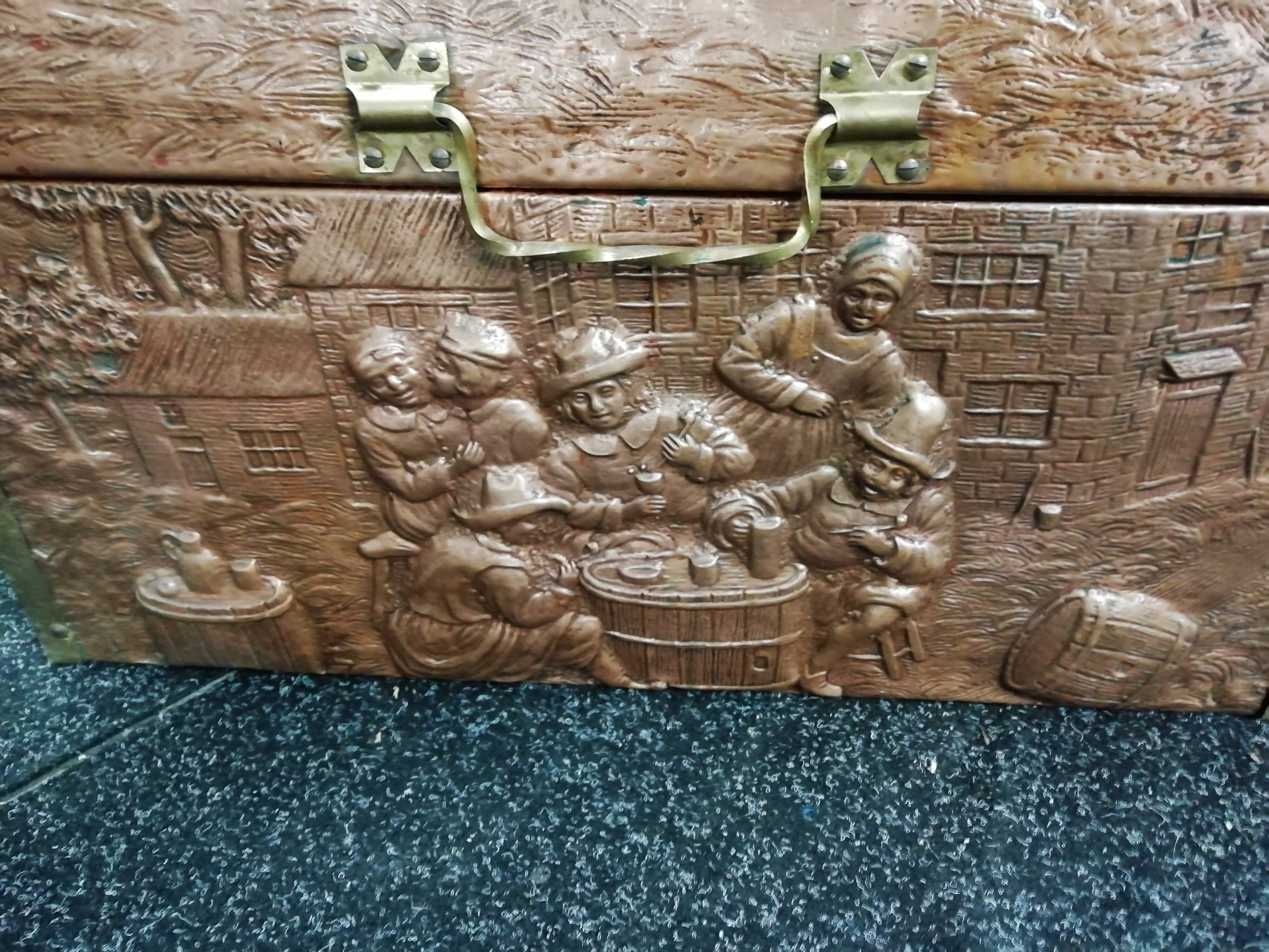 Coffre en bois et cuivre martelé