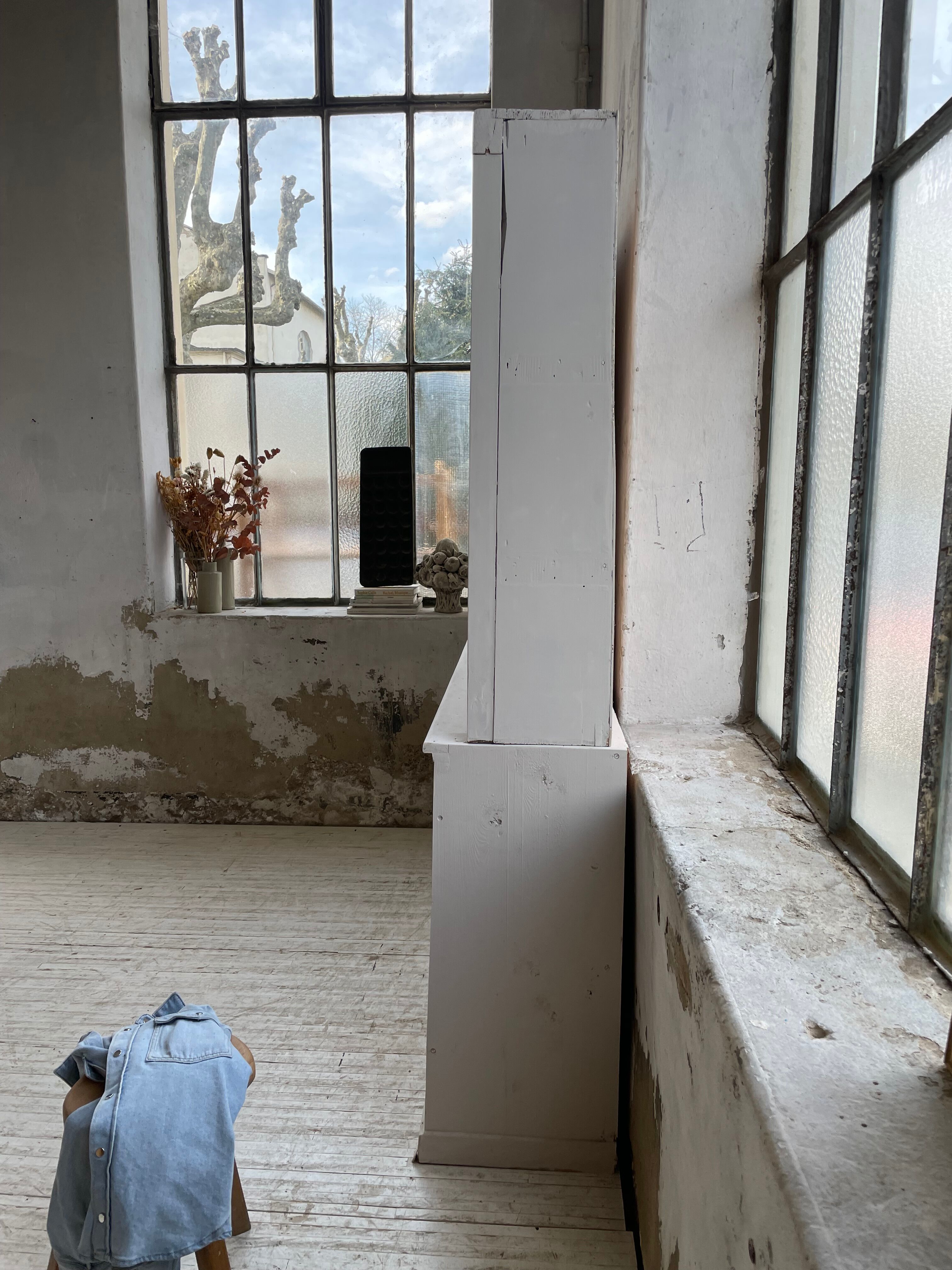 Library showcase ivory white sliding doors