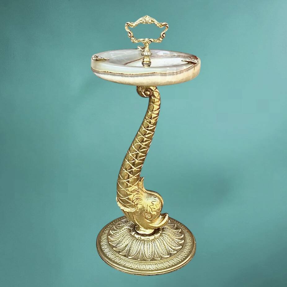 Antique fish-shaped ashtray on a stand in gilded brass and onyx (4.464 kg)