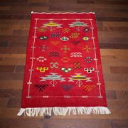 Tapis marocain en laine rouge – Décoration bohème pour petits espaces