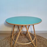 Table basse tripode en rotin relookée vintage