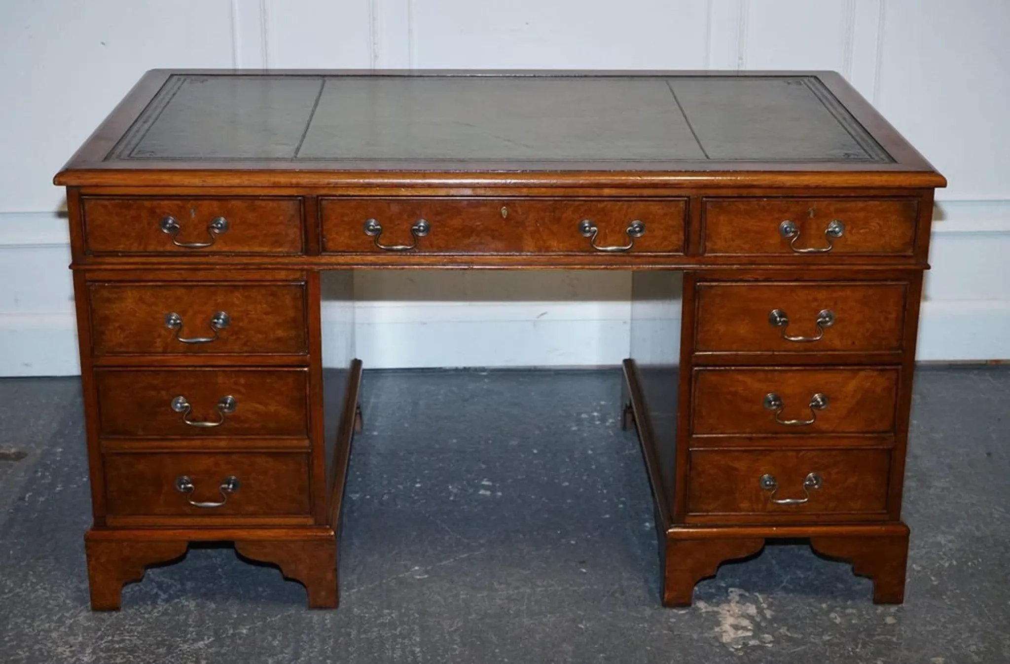 Victorian Pedestal Desk in Walnut and Hand-Dyed Leather
