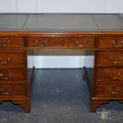 Victorian Pedestal Desk in Walnut and Hand-Dyed Leather