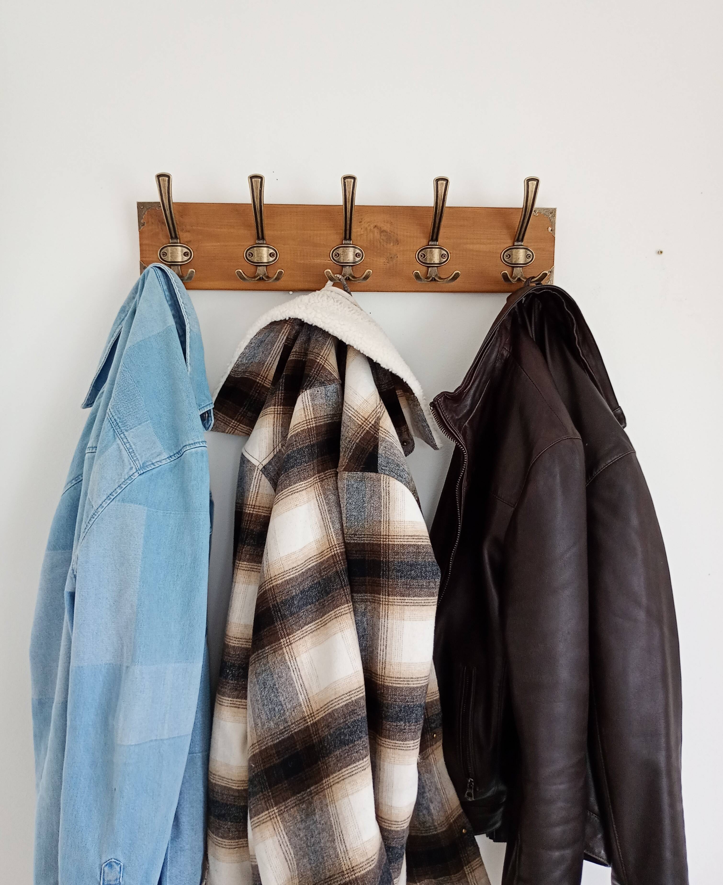 Wall-mounted coat rack with 5 hooks – vintage style – patinated wood & metal