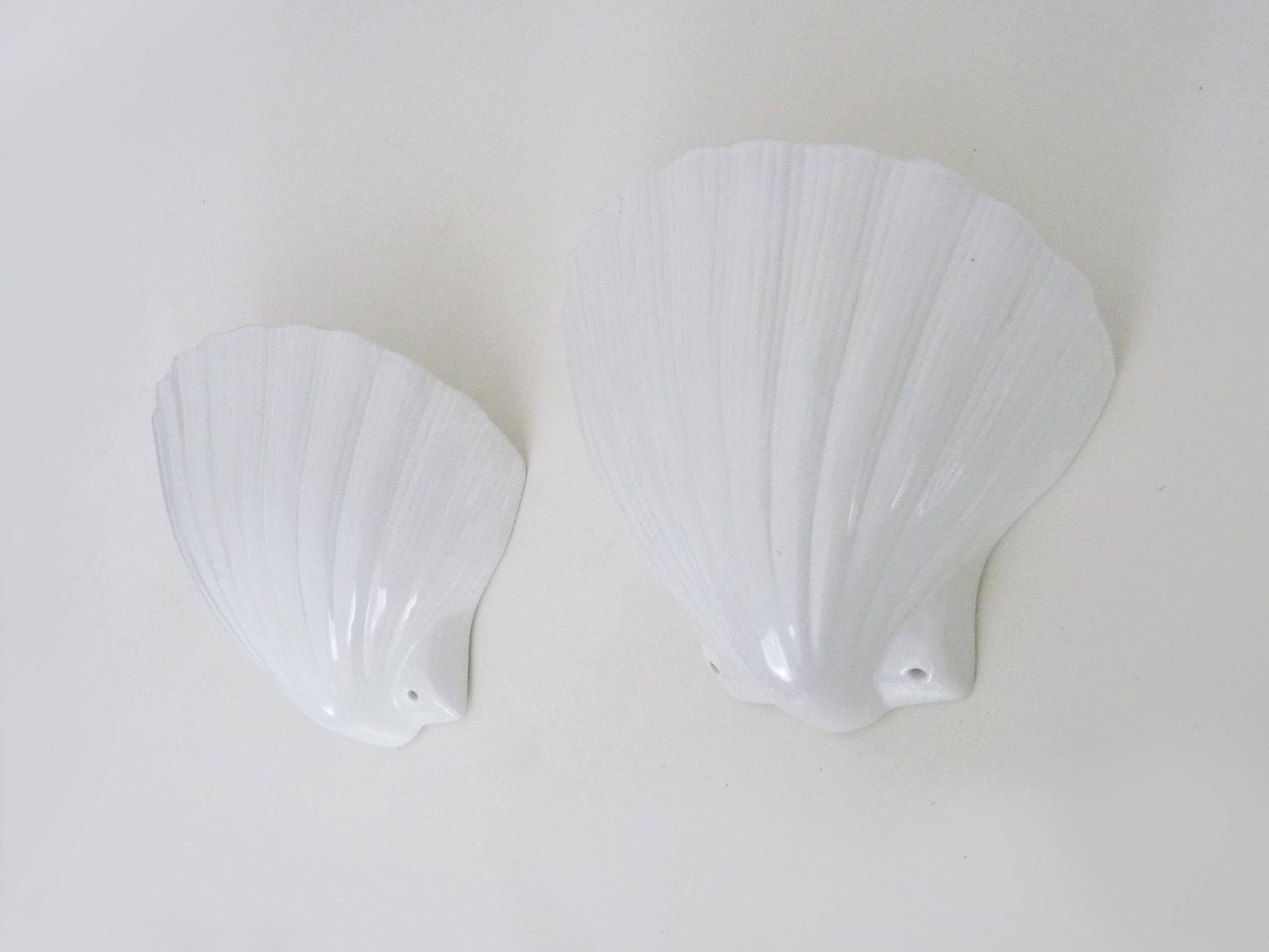 Pair of shell wall lights, in white ceramic. 80s 90s