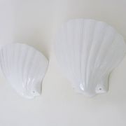 Pair of shell wall lights, in white ceramic. 80s 90s