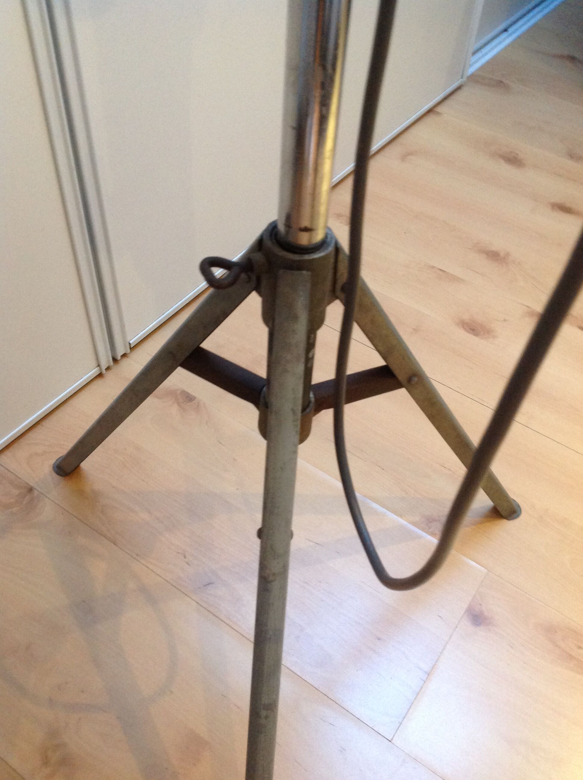 Anthracite grey fan on foot tripods 70/80