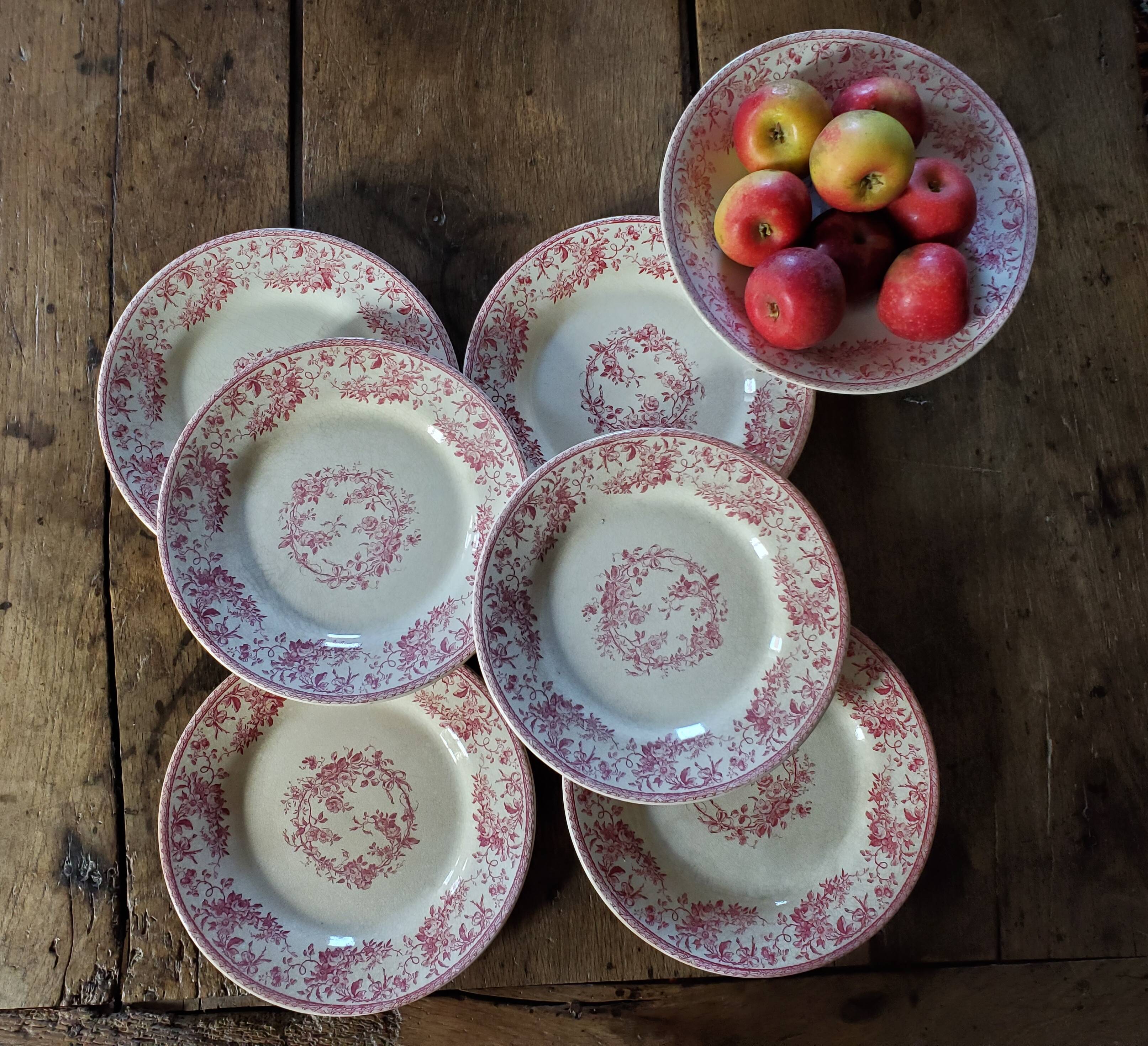 Gien ceramic flat plates. Collection "Bouquets de roses"