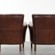 Ensemble de deux fauteuils en cuir de mouton vintage au caractère marqué.