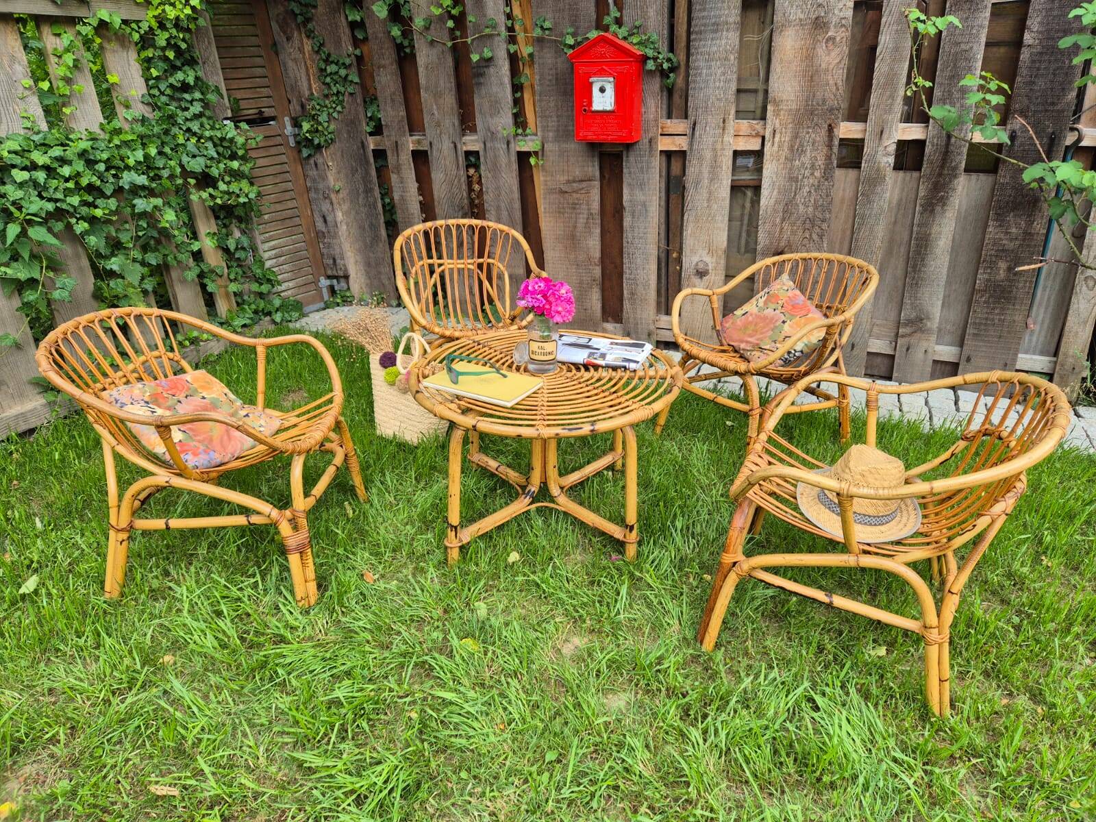 Vintage rattan lounge