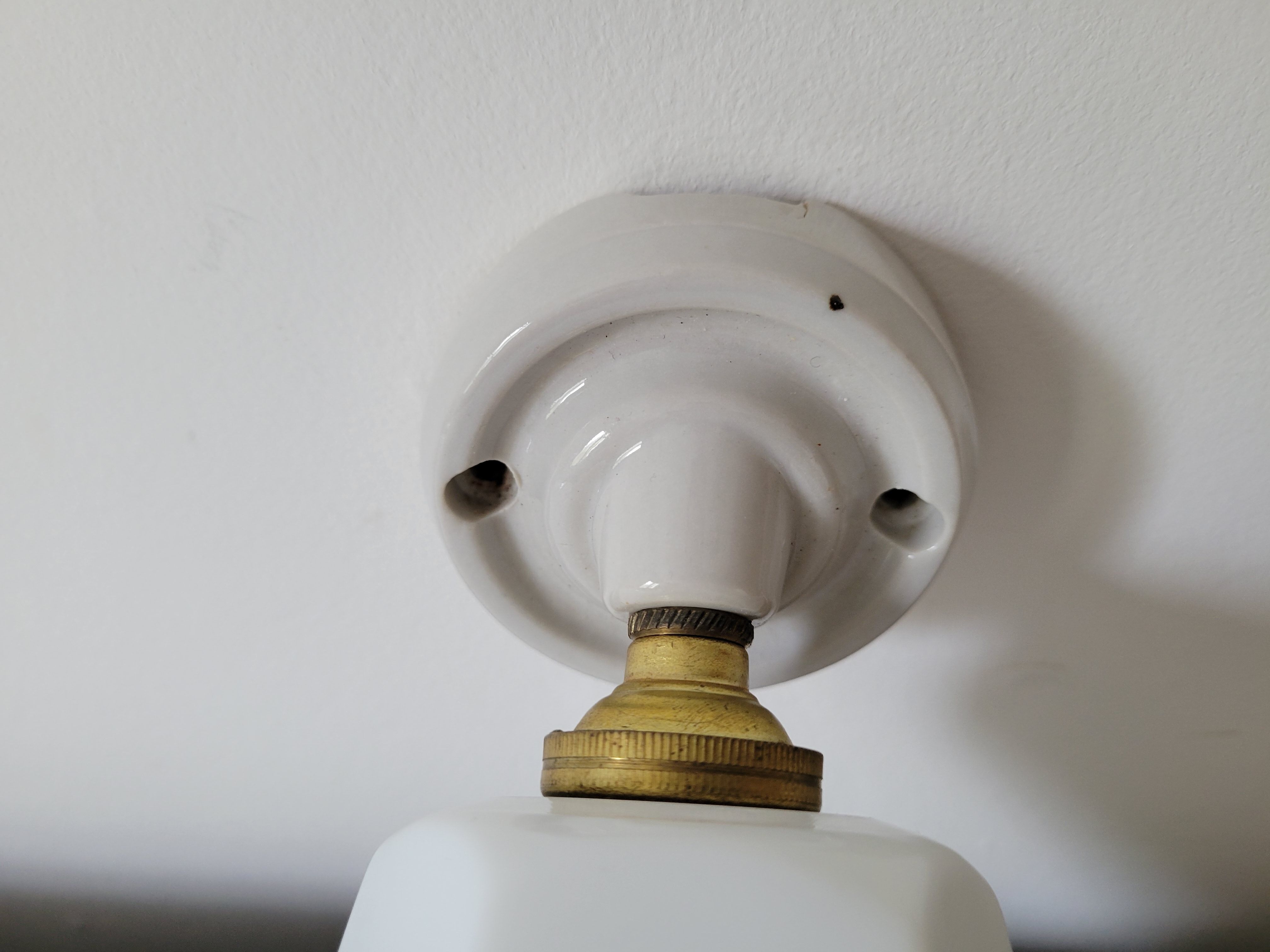 Art Deco wall lamp in opaline and porcelain