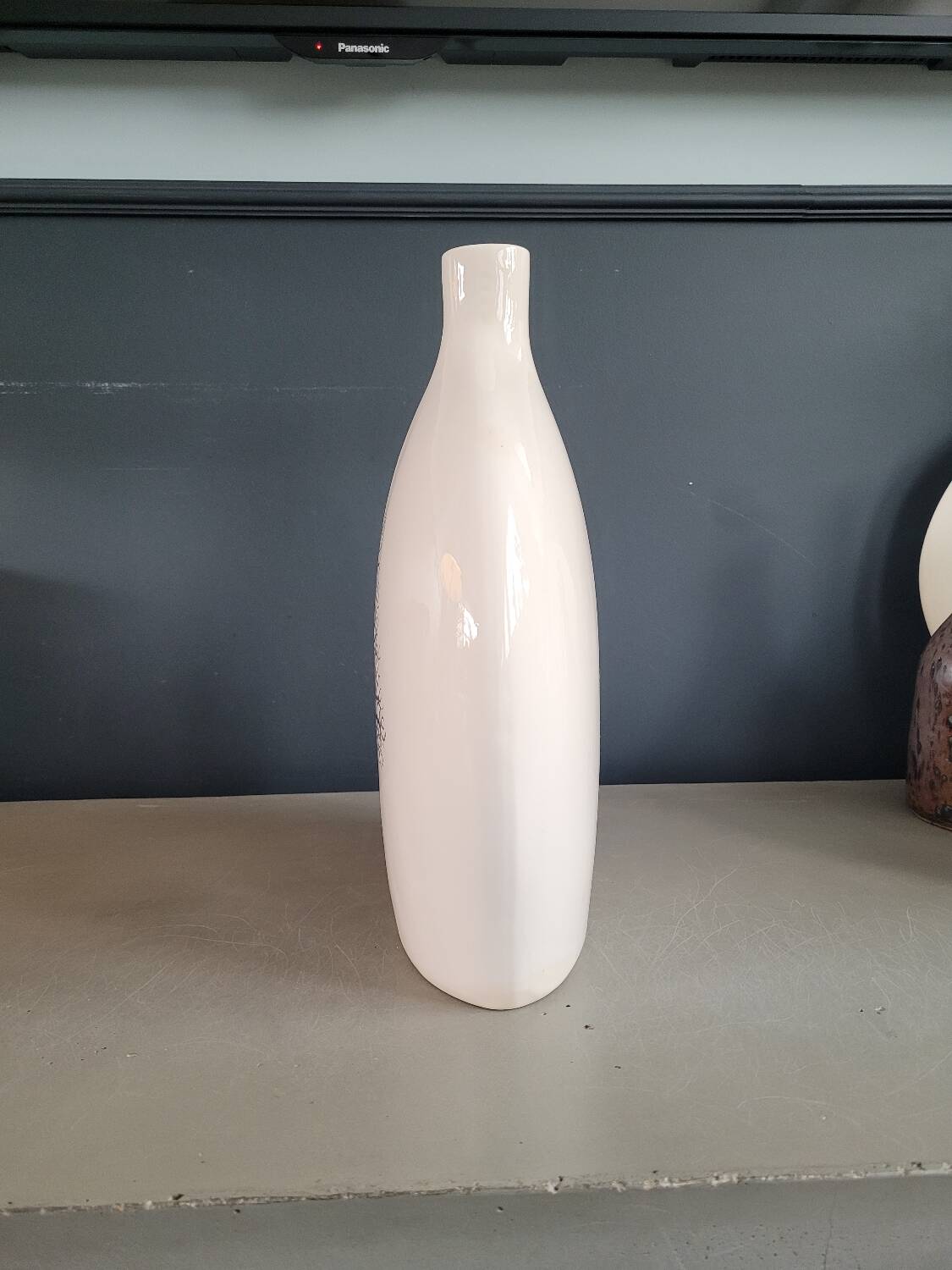 Large single-flower lentil vase