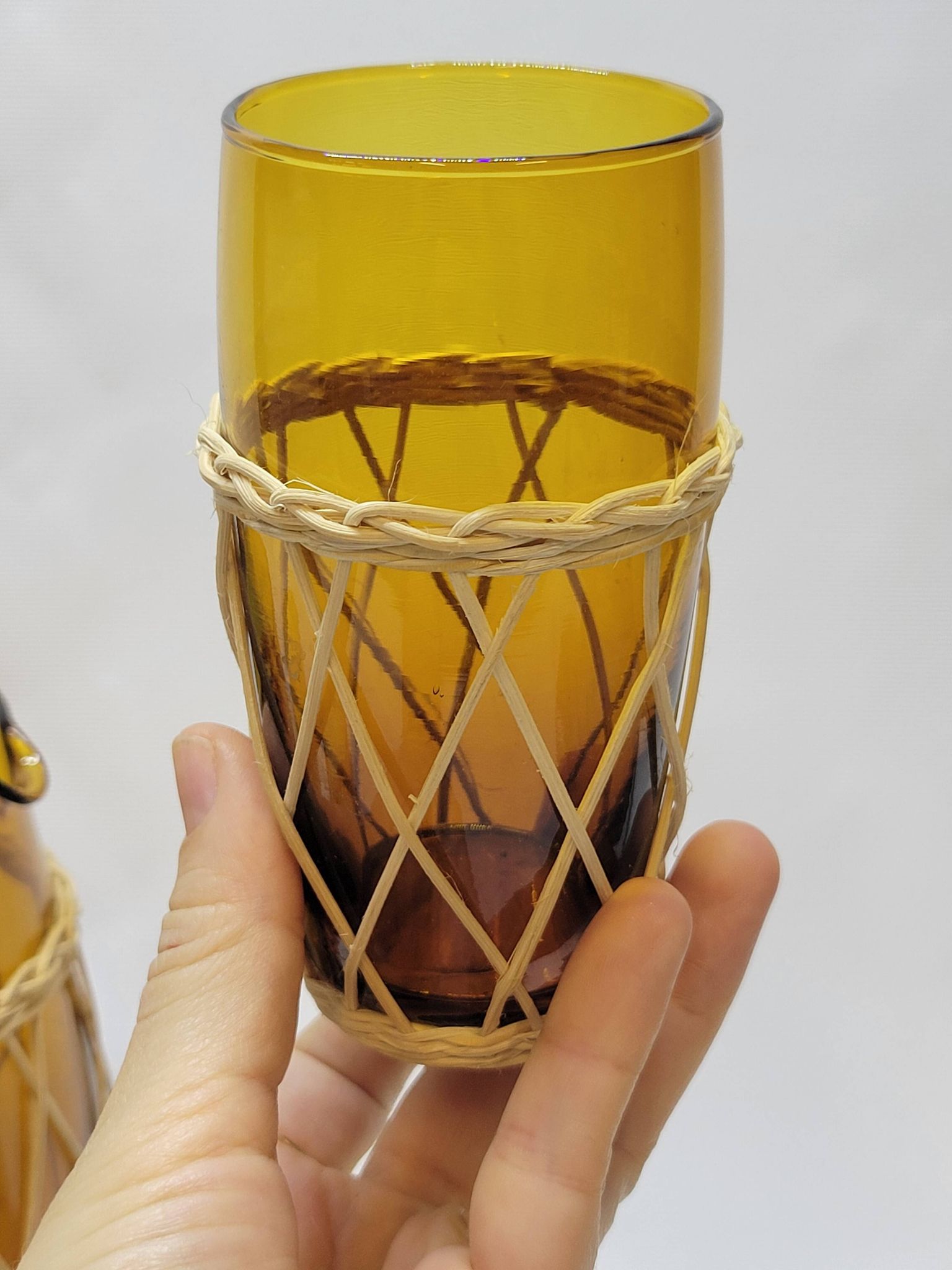 Service à orangeade vintage en verre soufflé ambré et osier