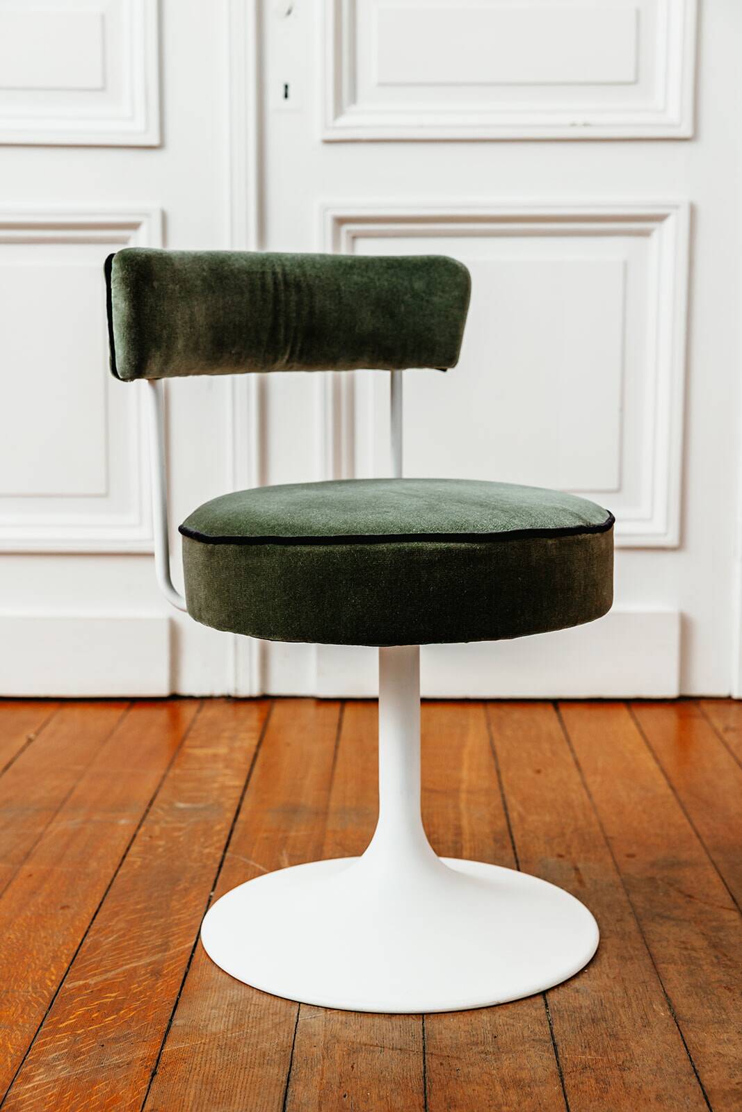 Set of tulip stools and chairs, 1960